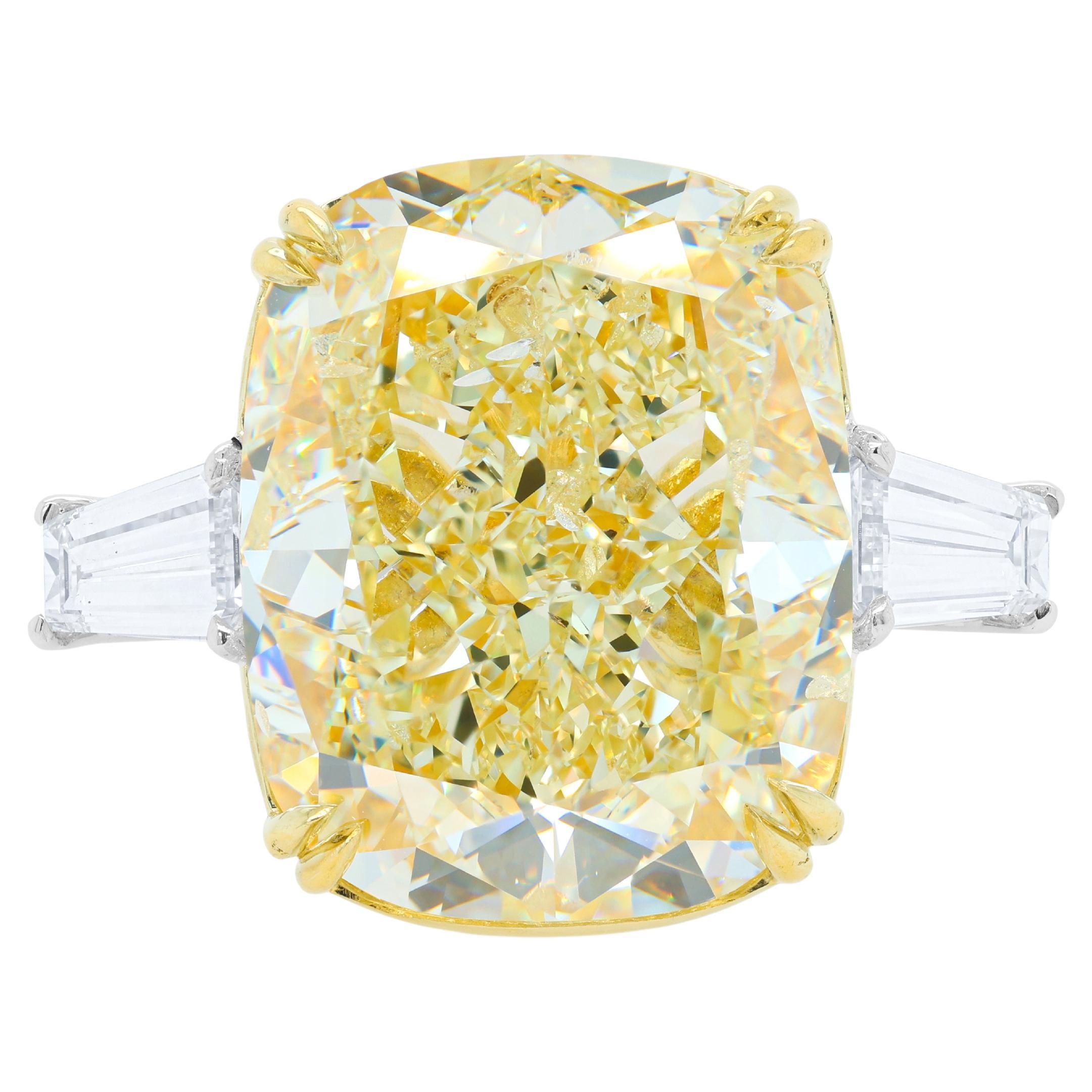 Diana M. GIA FLGelb Diamant 25,88 Karat Kissen mit 2 GIA Trapezförmigen Diamanten VS  im Angebot