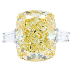 Diana M. GIA FLGelb Diamant 25,88 Karat Kissen mit 2 GIA Trapezförmigen Diamanten VS 