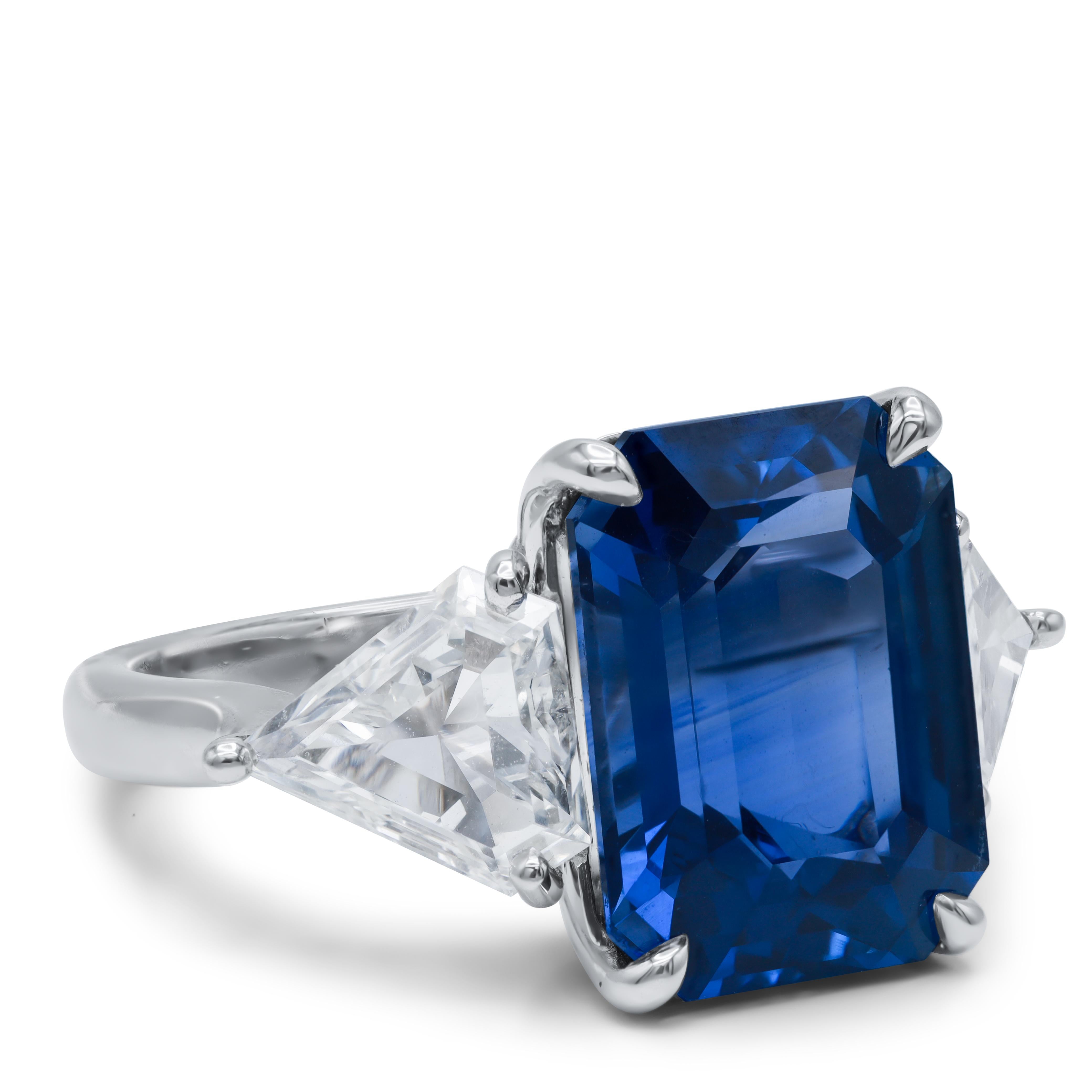 Bague en saphir et diamant en platine sertie d'un saphir bleu de Ceylan naturel du Sri Lanka de 9,85 ct certifié AGI  avec 2 diamants taillés en triangle sur son côté totalisant 2,15 cts de diamants