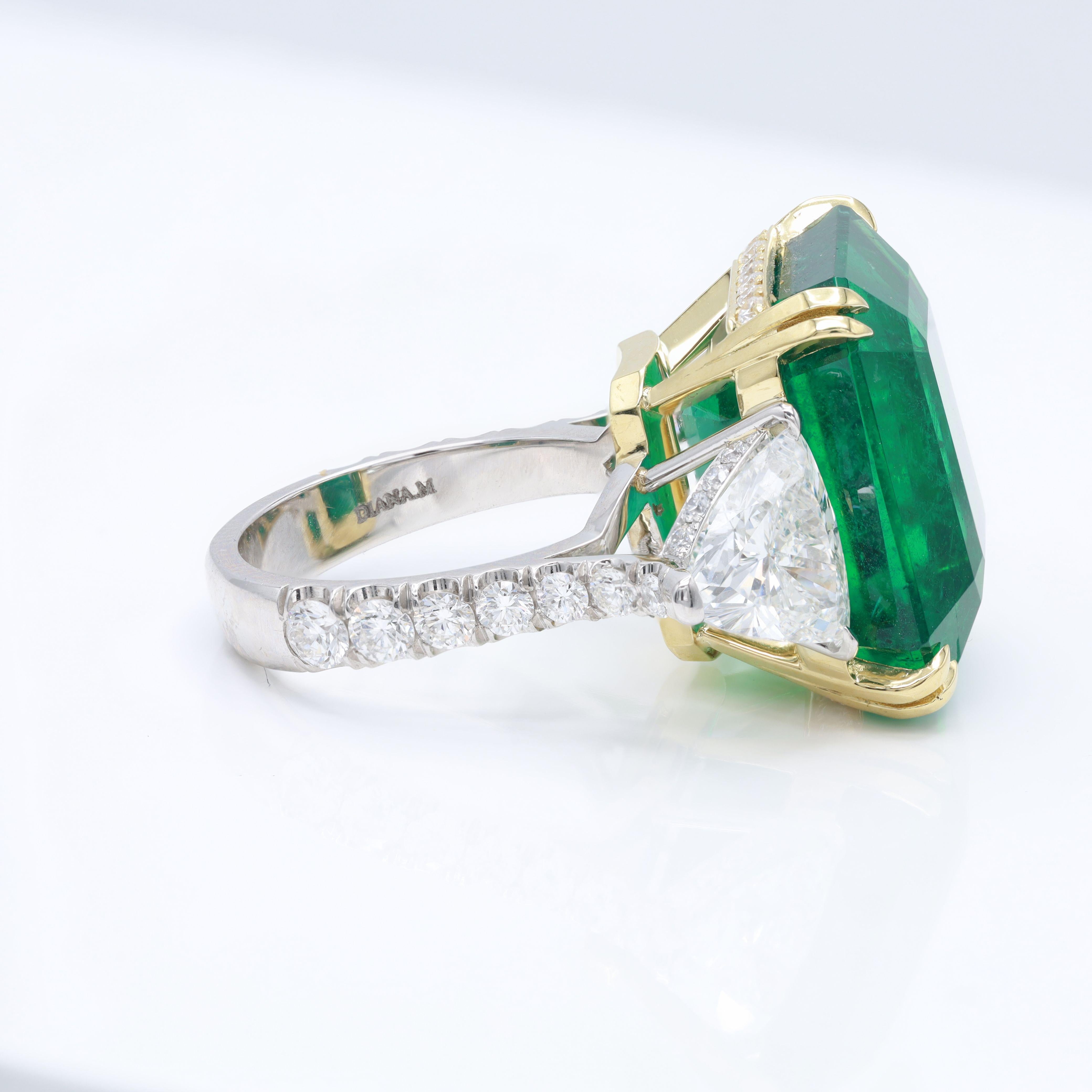 Diamant- und Smaragdring aus 18 Karat Weiß- und Gelbgold mit einem Smaragd von 21,80 Karat und 2 GIA-zertifizierten dreieckigen Diamanten  Wiegen  3,51 Karat tw (GIA#2223712910 & #5221712916)