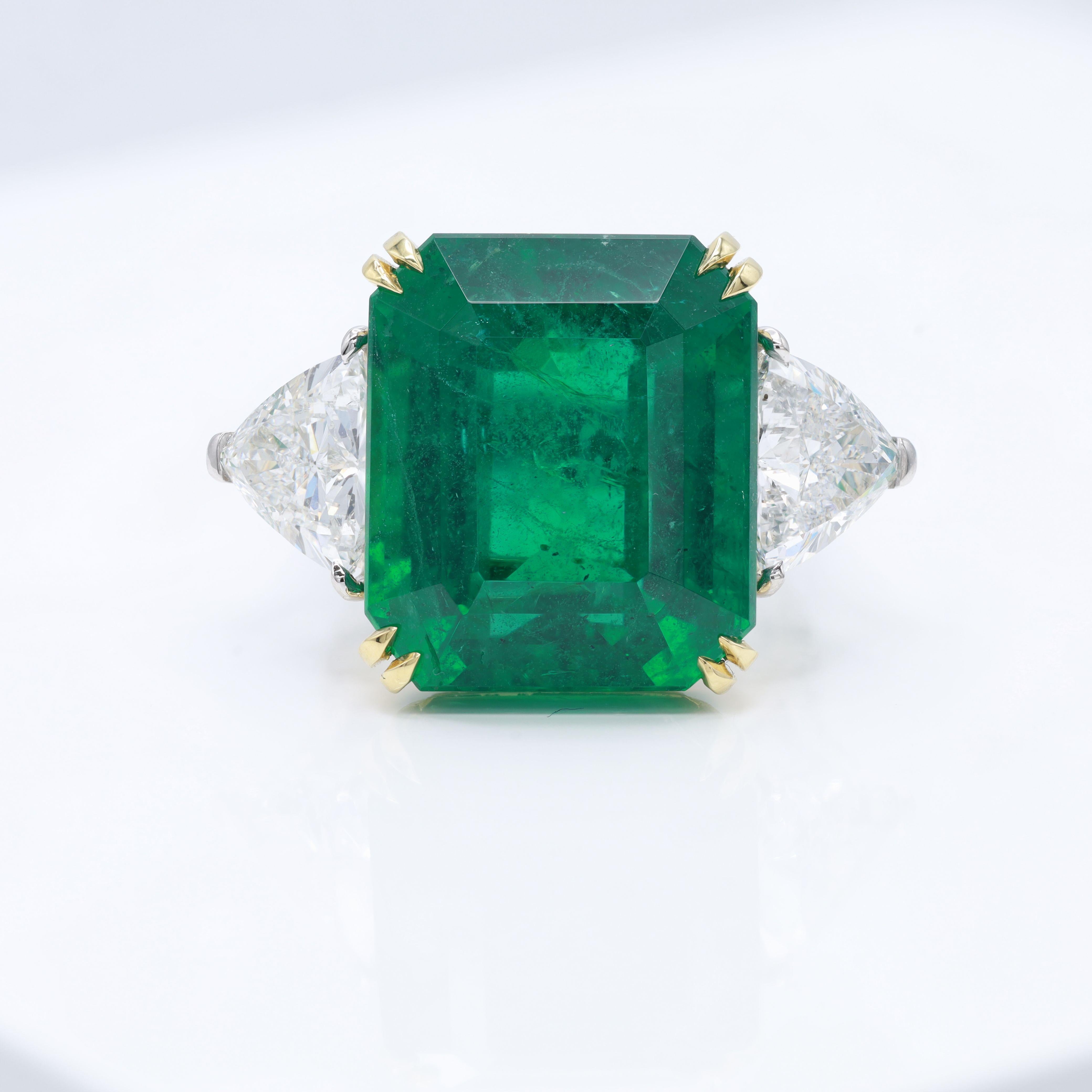 Diana M. prächtiger grüner Smaragd-Diamantring mit Trillionen 21,80 Karat Smaragd im Zustand „Neu“ im Angebot in New York, NY
