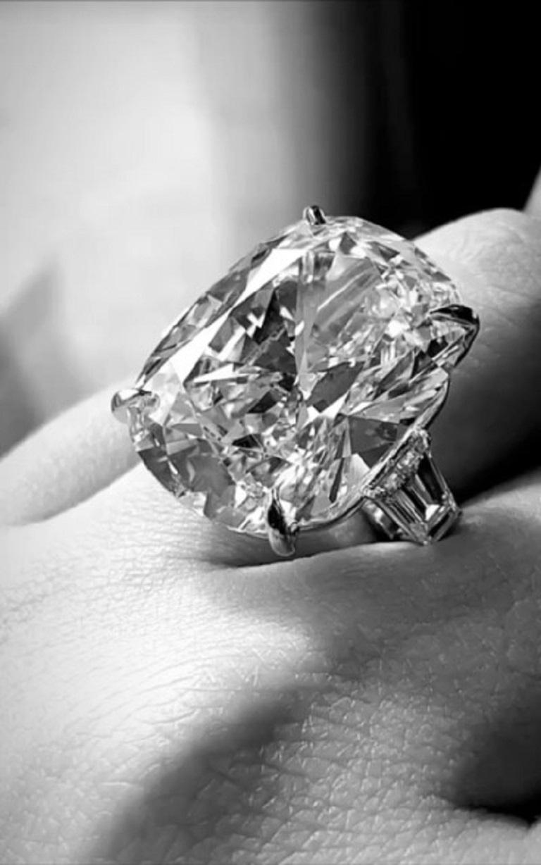Modern Diana M. Rectangular Cushion Brilliant Diamond Ring 20cts G SI1 GIA  For Sale