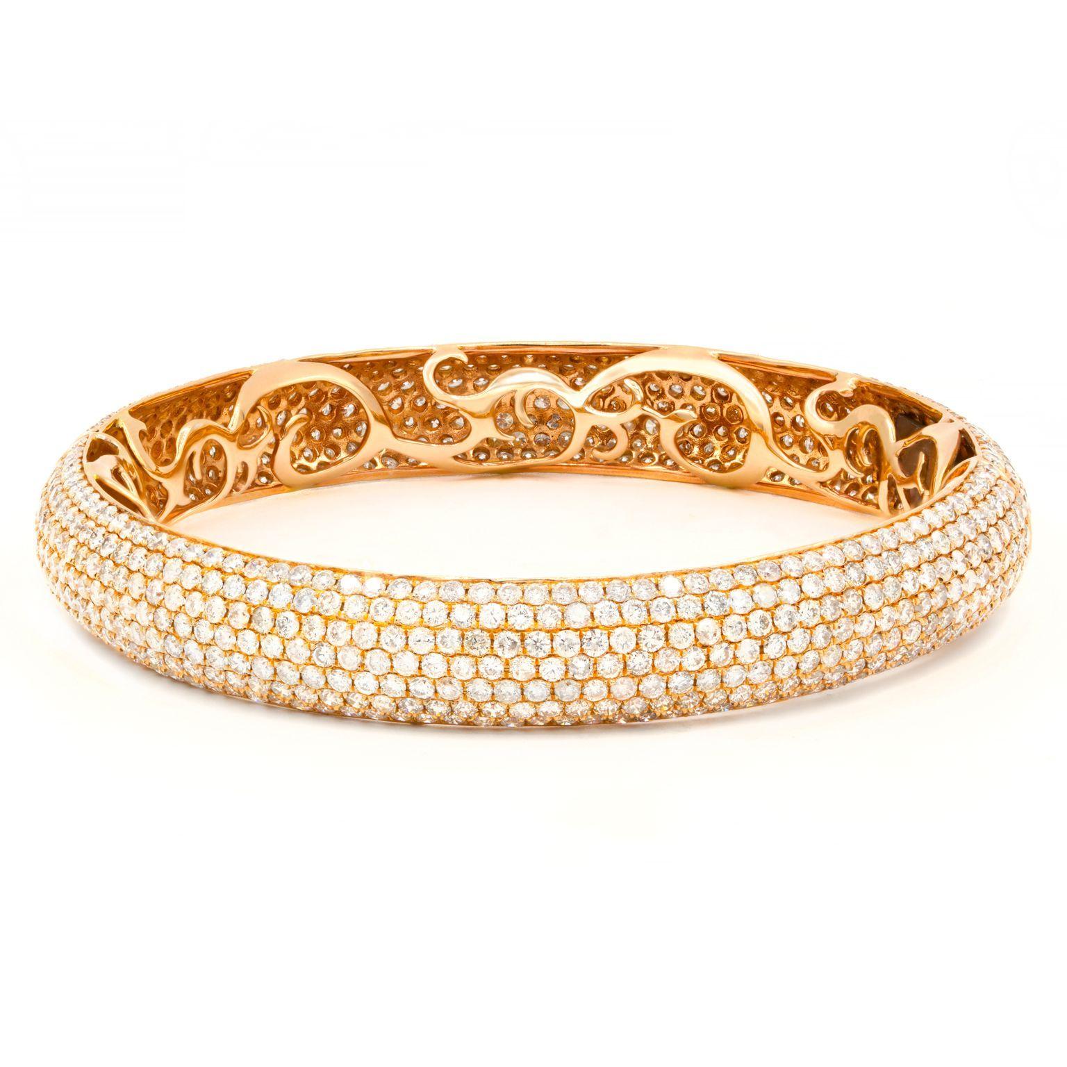 18 kt yellow gold bangle adorned containing 17.98 cts tw of diamonds (Part of a tri-color bangle set)                      