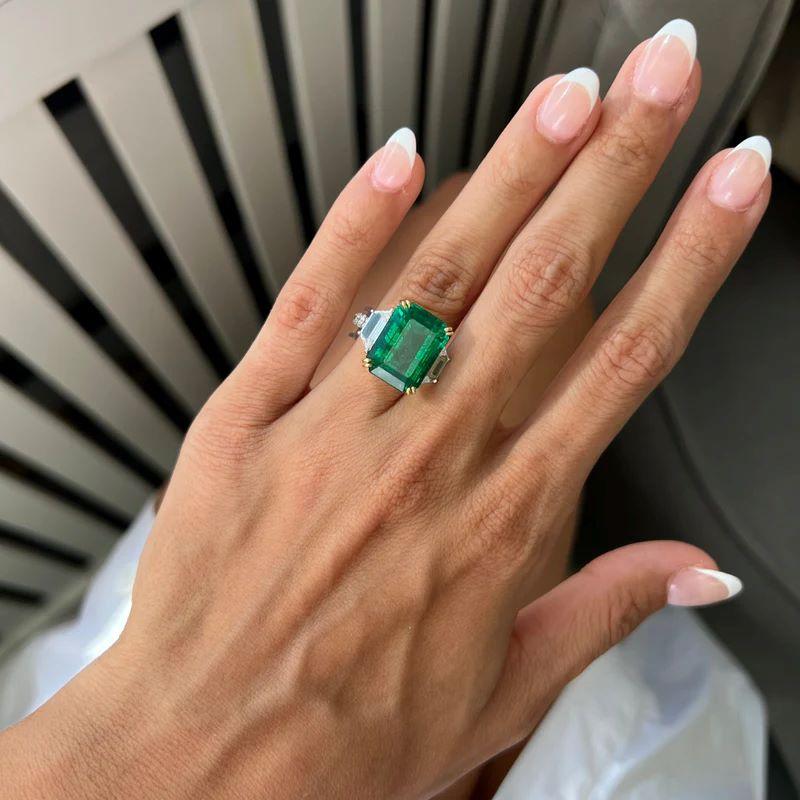 Women's or Men's Diana M. Platinum & 18K Yellow Gold 12.53 Ct Emerald & 1.60 Ct Diamond Ring For Sale