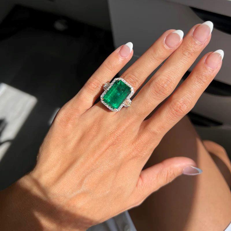 Women's or Men's Diana M Platinum & 18K Yellow Gold 18.38 Ct Emerald & 3.25 Ct Diamond Ring For Sale