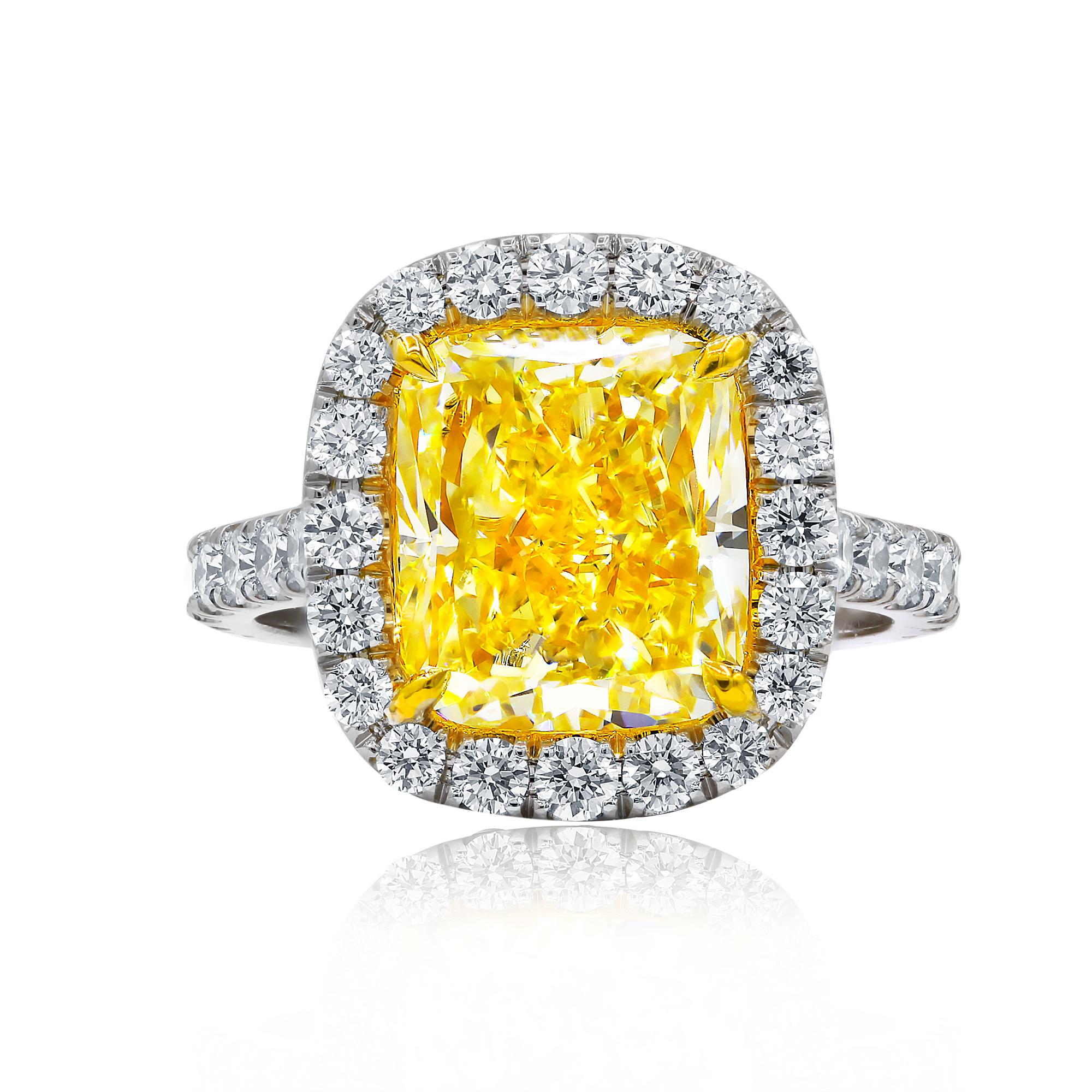 Verlobungsring aus Platin und 18 kt Gelbgold mit einem zentralen Diamanten im Strahlenschliff (GIA#223730999) mit 4,00 ct (FY VS1), umgeben von 1,00 cts tw Diamanten in einem Halo-Design 
