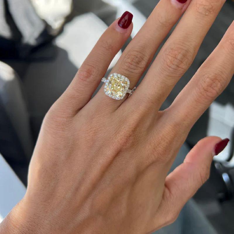 Diana M Verlobungsring aus Platin und 18 Karat Gelbgold mit 5 Karat TW Diamant im Angebot 1