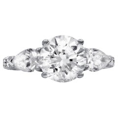 Anello di fidanzamento Diana M in platino con diamante rotondo da 2,44 carati e pietra laterale da 1,35 carati