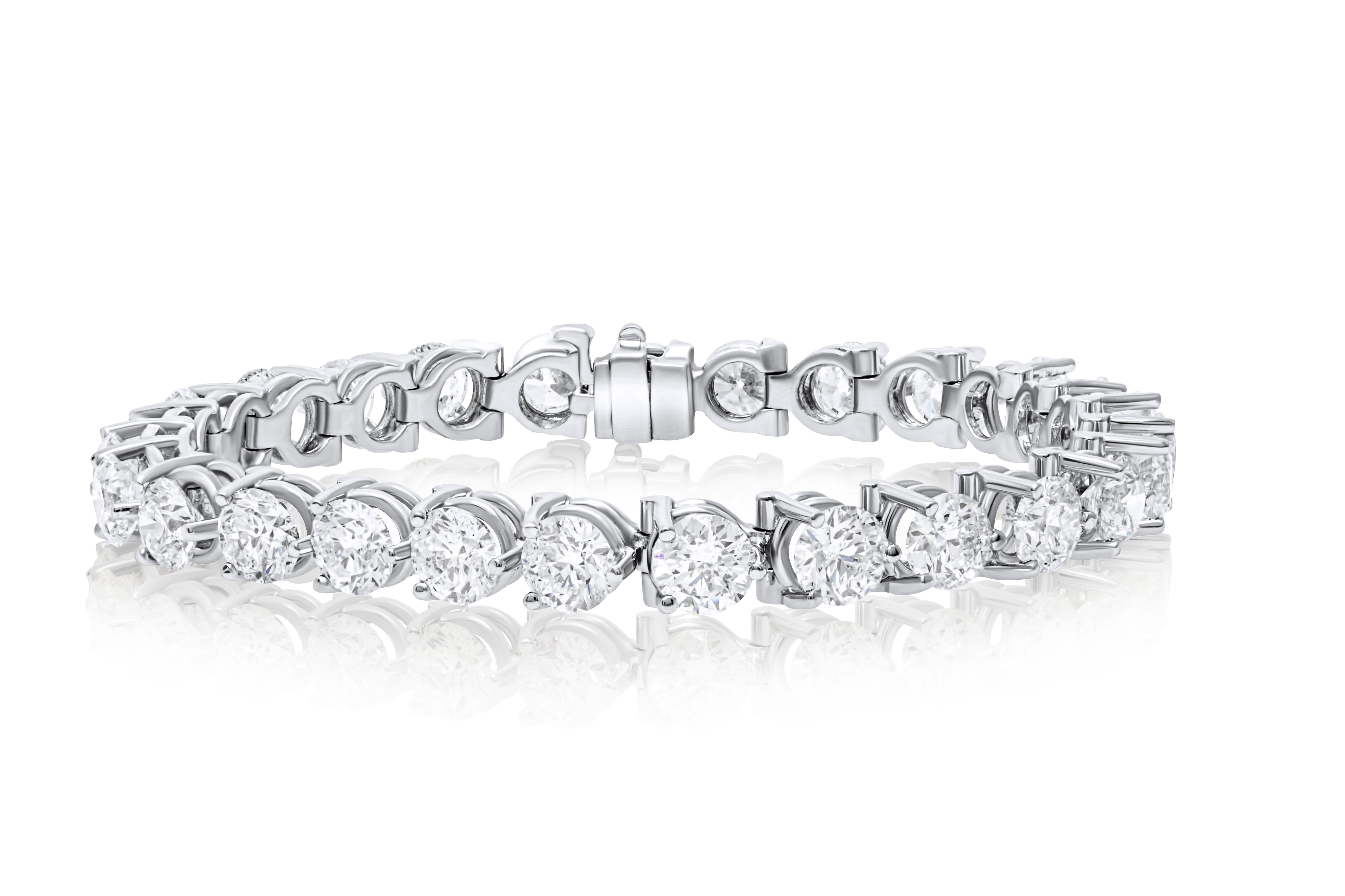 Platinum 3-prong diamond tennis bracelet 19.50 cts  of round diamonds 
