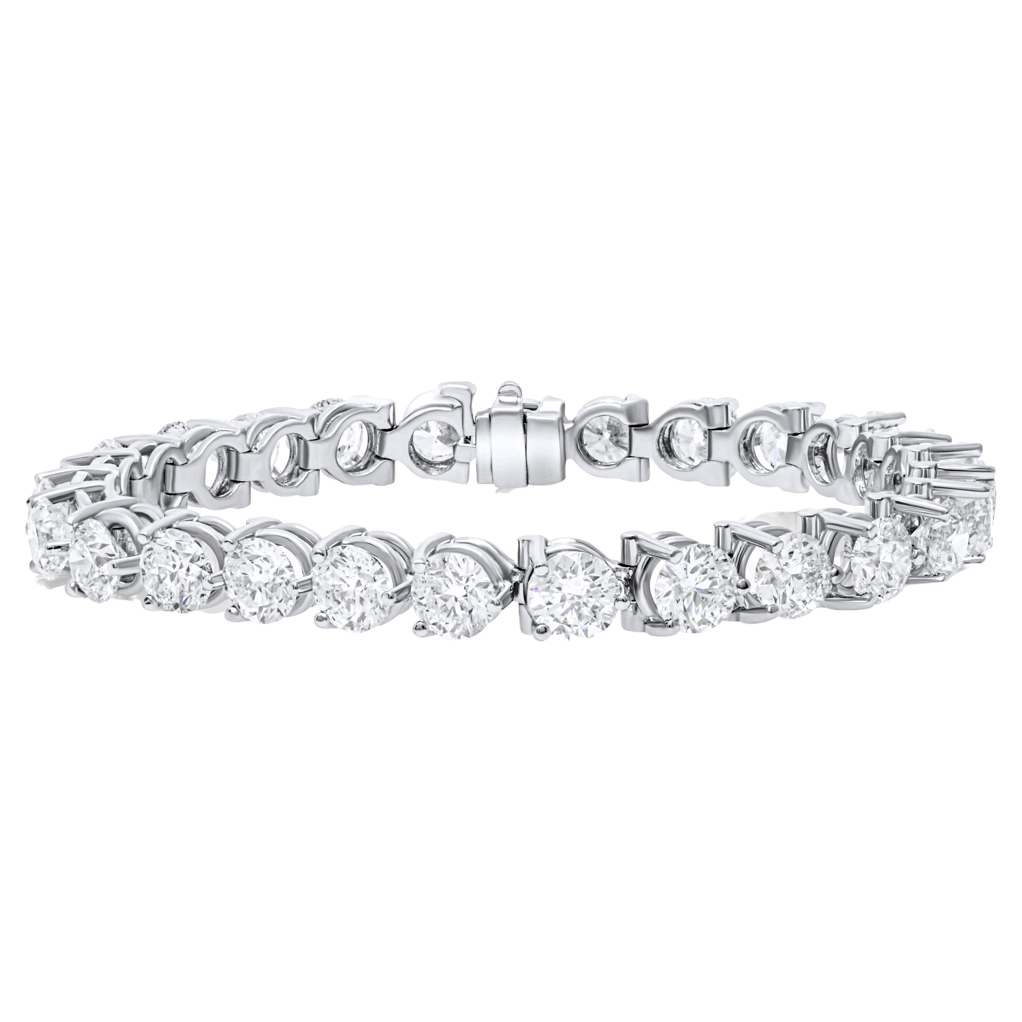 Diana M. Platinum 3 prong diamond tennis bracelet adorned with 19.50 cts For Sale