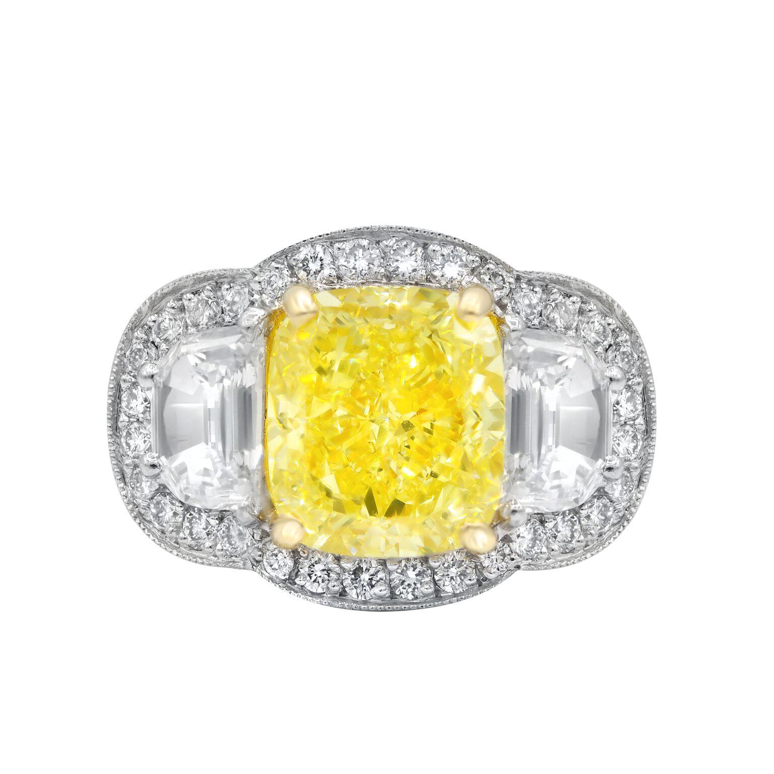 DIANA M. Platinum 5.23CTS FY VS1 CUSHION  CUT YELLOW DIAMOND In New Condition For Sale In New York, NY