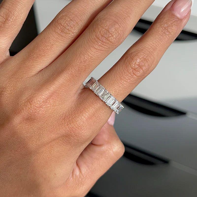 Diana M. I. in platino, 8,80 carati di diamante taglio smeraldo, fascia di eternità per matrimonio In condizioni Nuovo in vendita a New York, NY