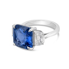 Diana M Platinum 8cts Cushion Cut Sapphire Three Stone Ring (bague à trois pierres avec saphir taillé en coussin)