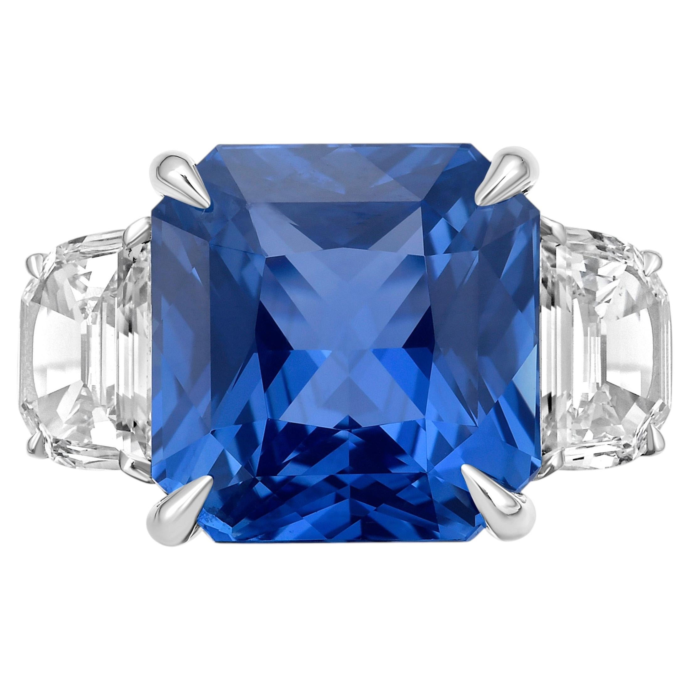 Diana M Platinum 8cts Cushion Cut Sapphire Three Stone Ring (bague à trois pierres avec saphir taillé en coussin)