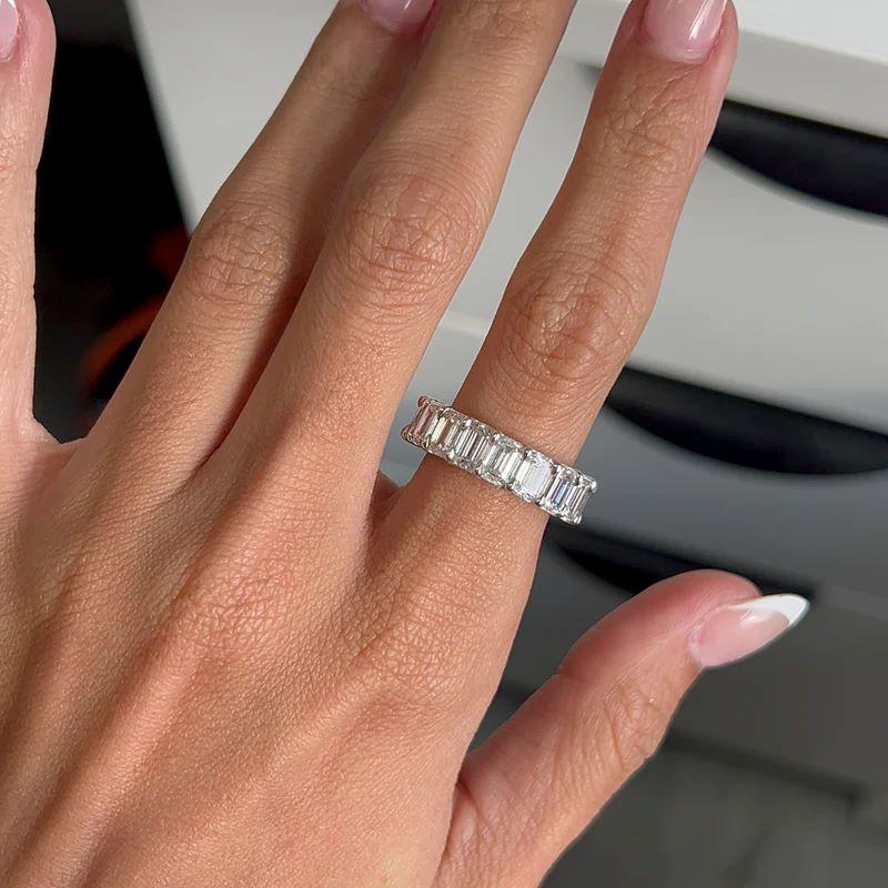 Diana M. Anillo Eternidad Platino 9.61 Ct Diamante Corte Esmeralda en Nuevo estado para la venta en New York, NY