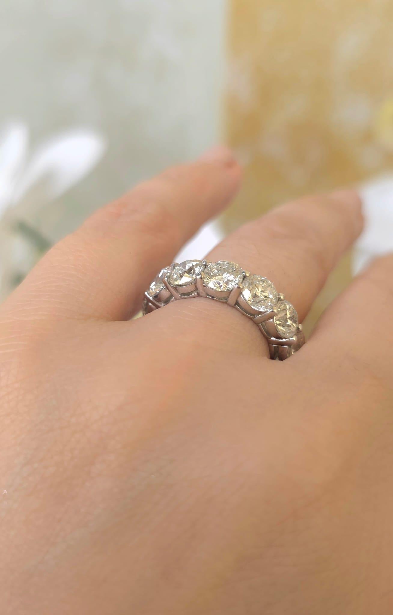 Taille ronde Diana M., bague d'éternité All The Way Around 9,30 carats en platine et diamants en vente