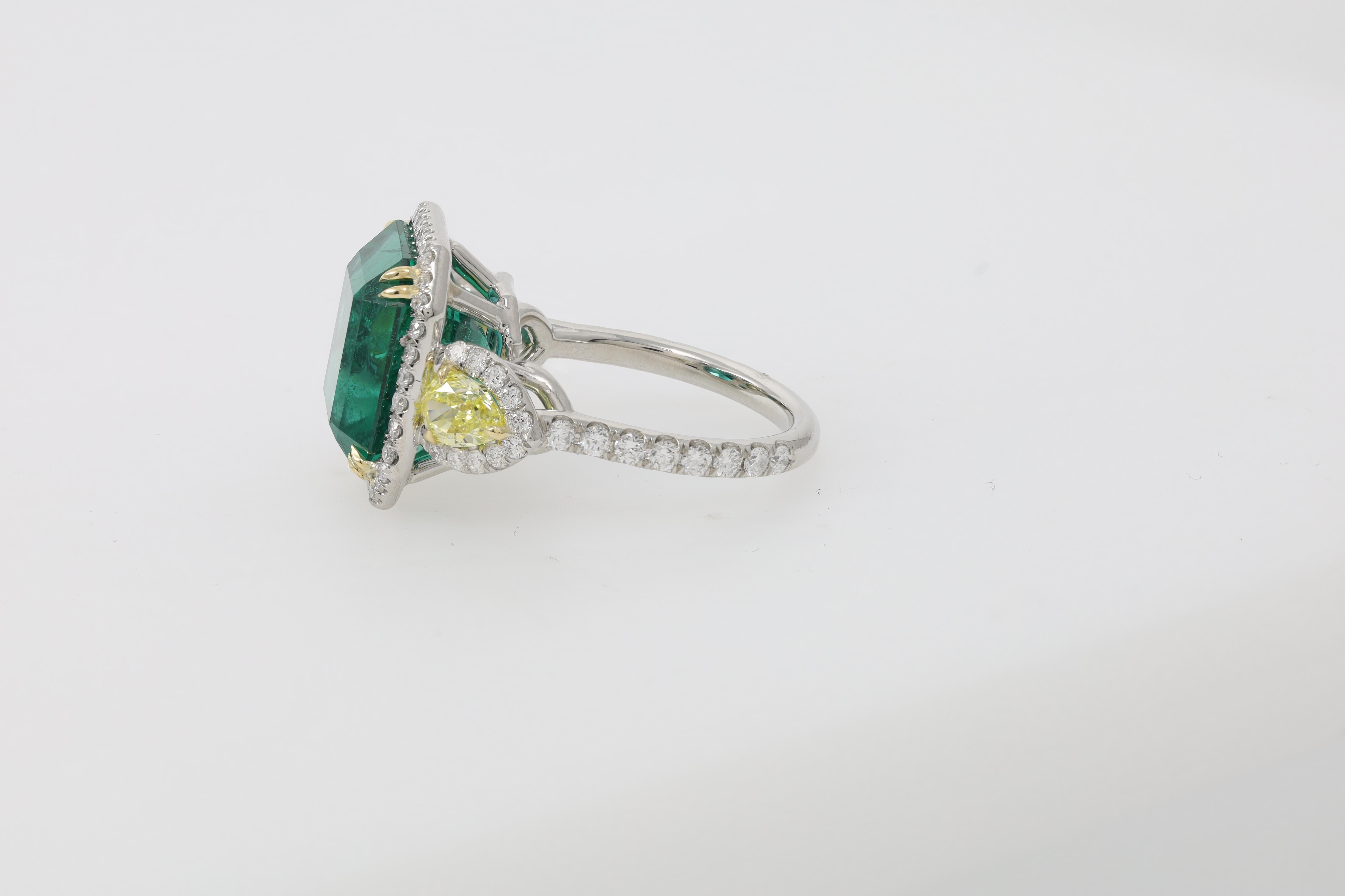 Modern Diana M. Platinum and 18 kt yellow gold emerald diamond ring featuring a 13.69  For Sale