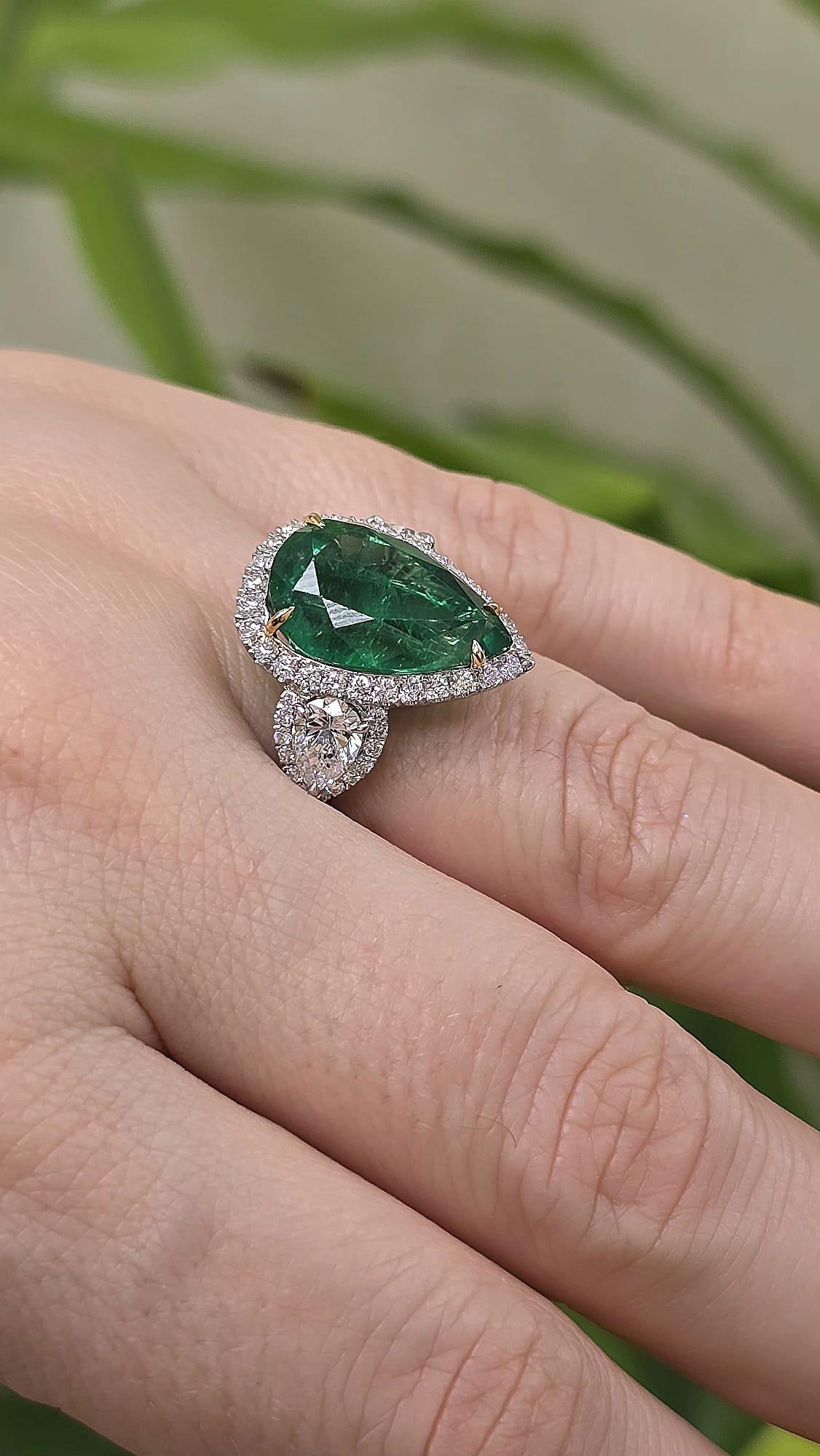 Women's or Men's Diana M. Platinum and 18kt yellow gold emerald diamond ring a 8.78 ct emerald For Sale