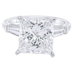 A&M. Bague de fiançailles certifiée en platine avec un diamant central de 4,30ct princesse. 