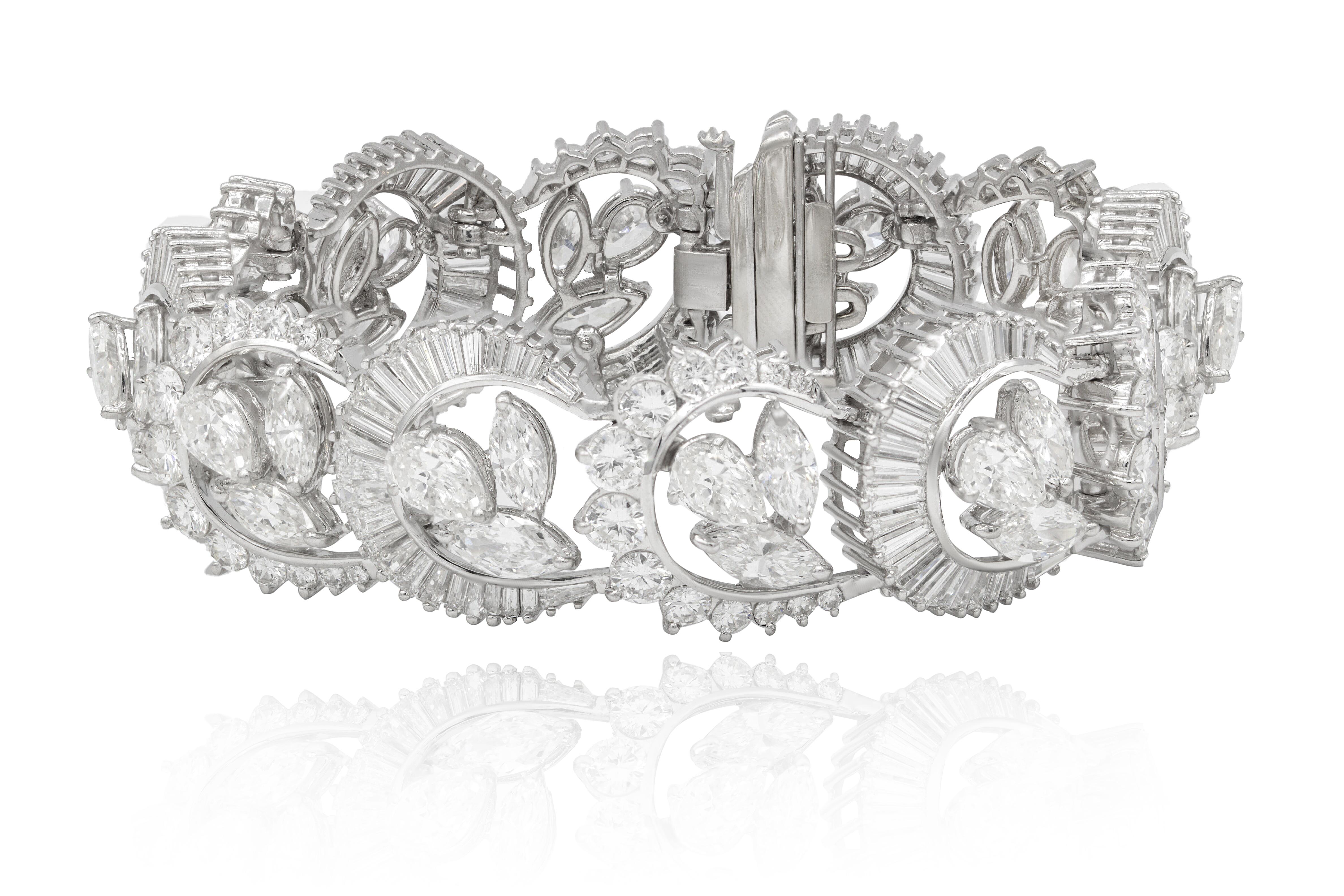 Bracelet de mode en platine orné de 37,00 cts de diamants demi-lune, ronds, baguettes, poires et marquises.
A&M est un fournisseur de premier plan de bijoux fins de qualité supérieure depuis plus de 35 ans.
Diana M-One est un magasin unique pour