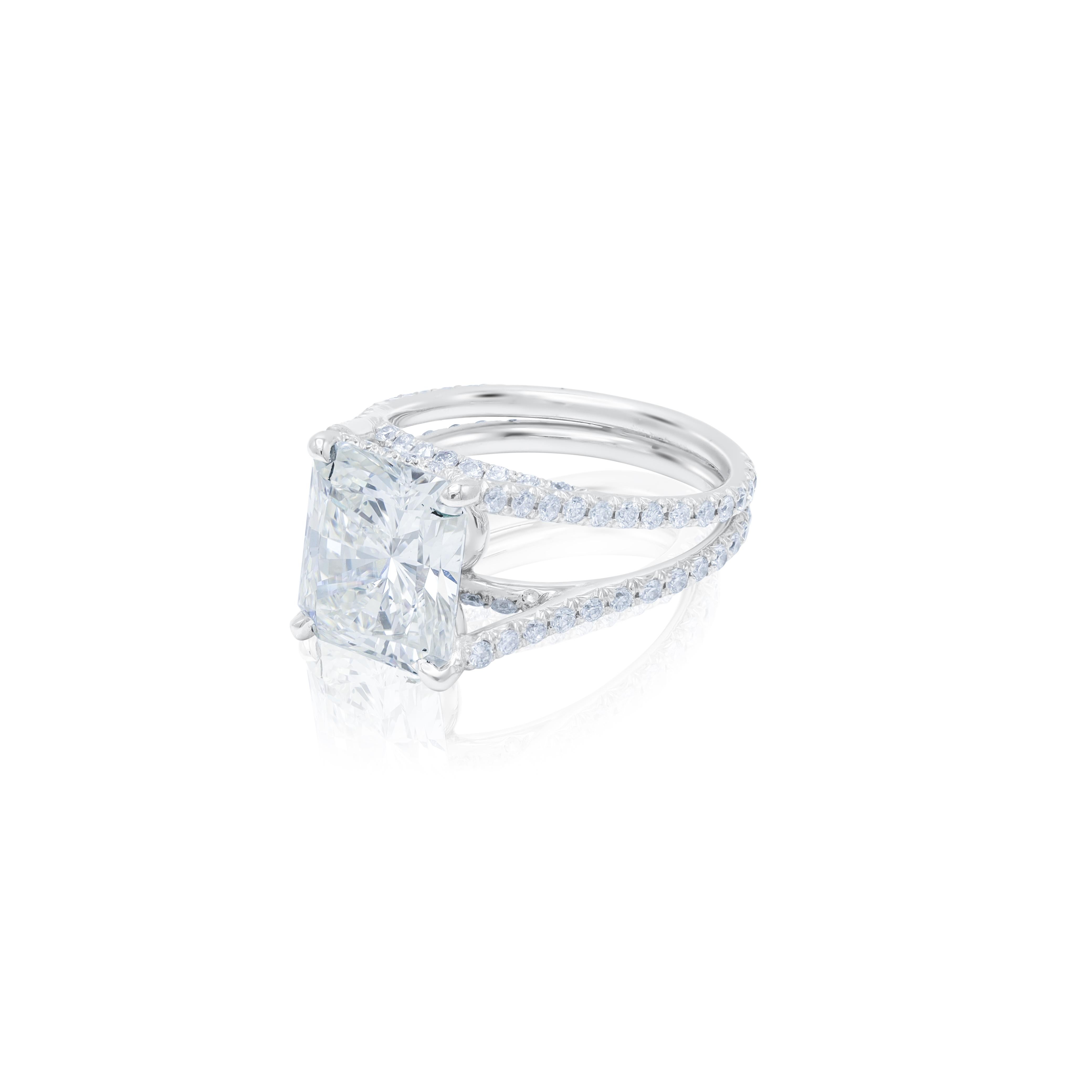 Bague en platine ornée d'un diamant central (J-IF) de 4,18 ct de taille rayonnante et de 0,90 ct tw de diamants ronds ornant l'anneau de la tige fendue.
A&M est un fournisseur de premier plan de bijoux fins de qualité supérieure depuis plus de 35