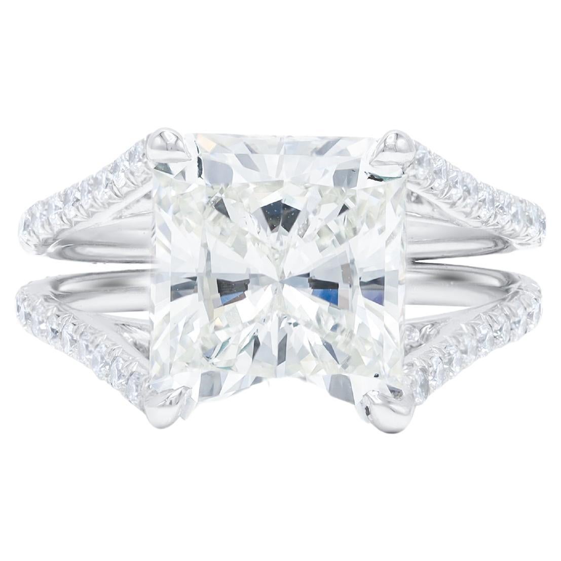 DIANA M. Platinum diamond ring featuring a center (J-IF) 4.18 ct radiant cut dia For Sale