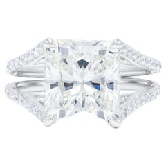 DIANA M. Platinum diamond ring featuring a center (J-IF) 4.18 ct radiant cut dia