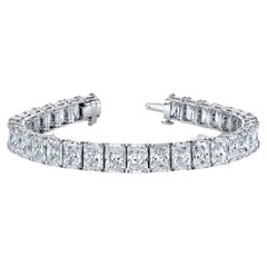 Diana M. Bracelet en platine avec diamants taille radiant de 32,59 carats