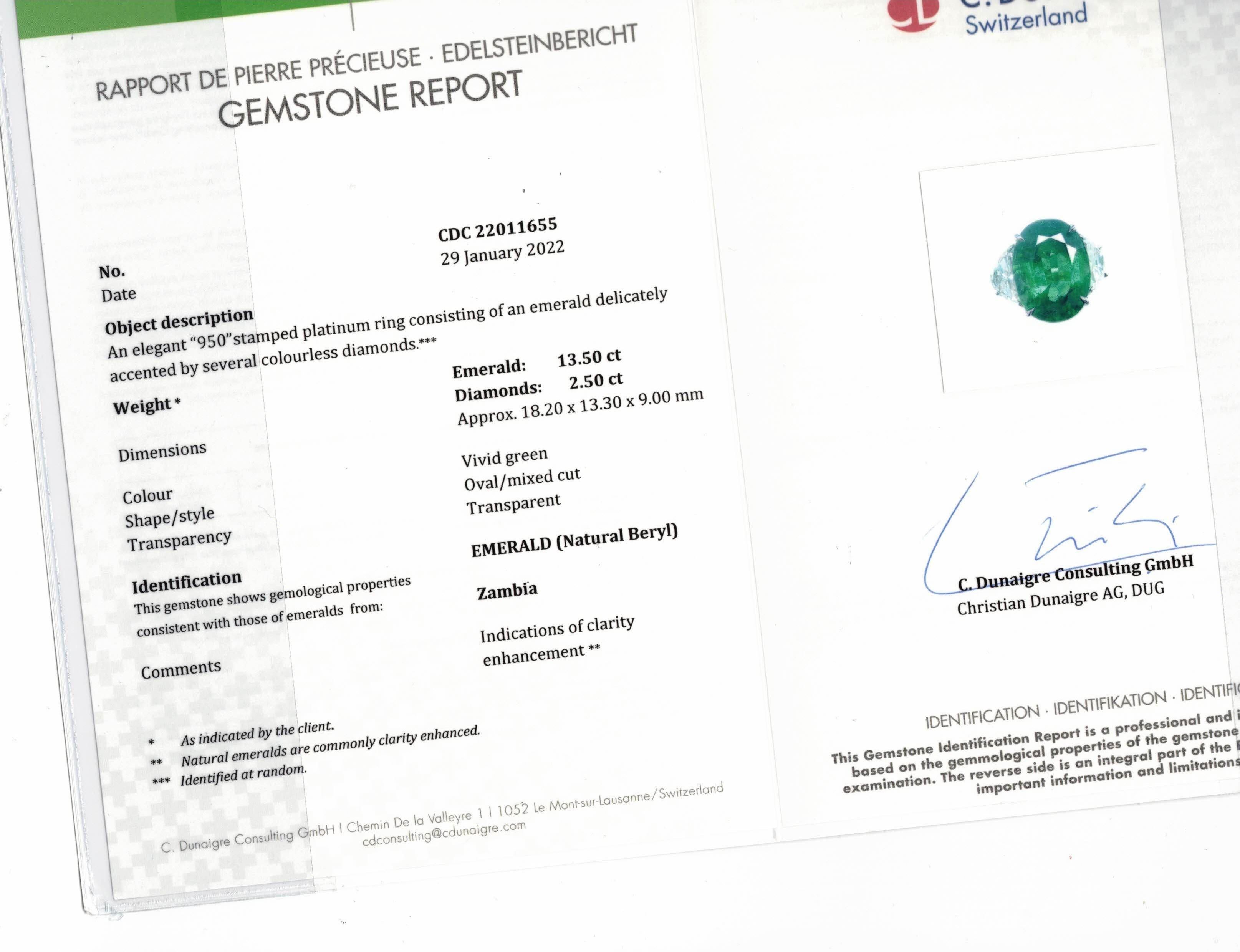 Diana M. Platinring mit Smaragd und Diamanten im Ovalschliff in der Mitte, 13,50 Karat im Zustand „Neu“ im Angebot in New York, NY