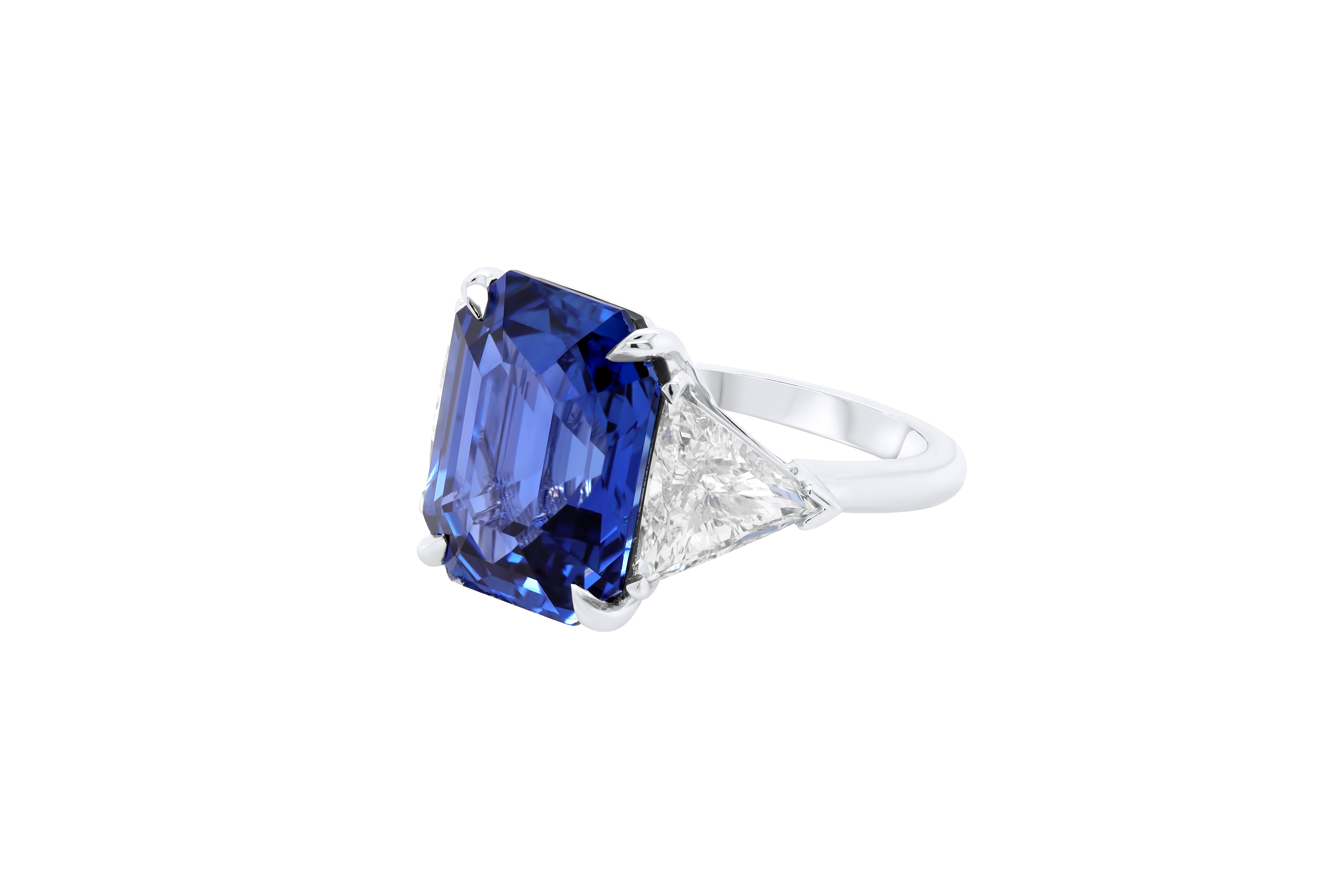 Anillo de platino talla esmeralda con un zafiro talla radiante de 12,51 ct y 2 trillones de diamantes de 1,66 ct (F-VS) a un lado.
Diana M. es un proveedor líder de joyería fina de primera calidad desde hace más de 35 años.
Diana M es una tienda