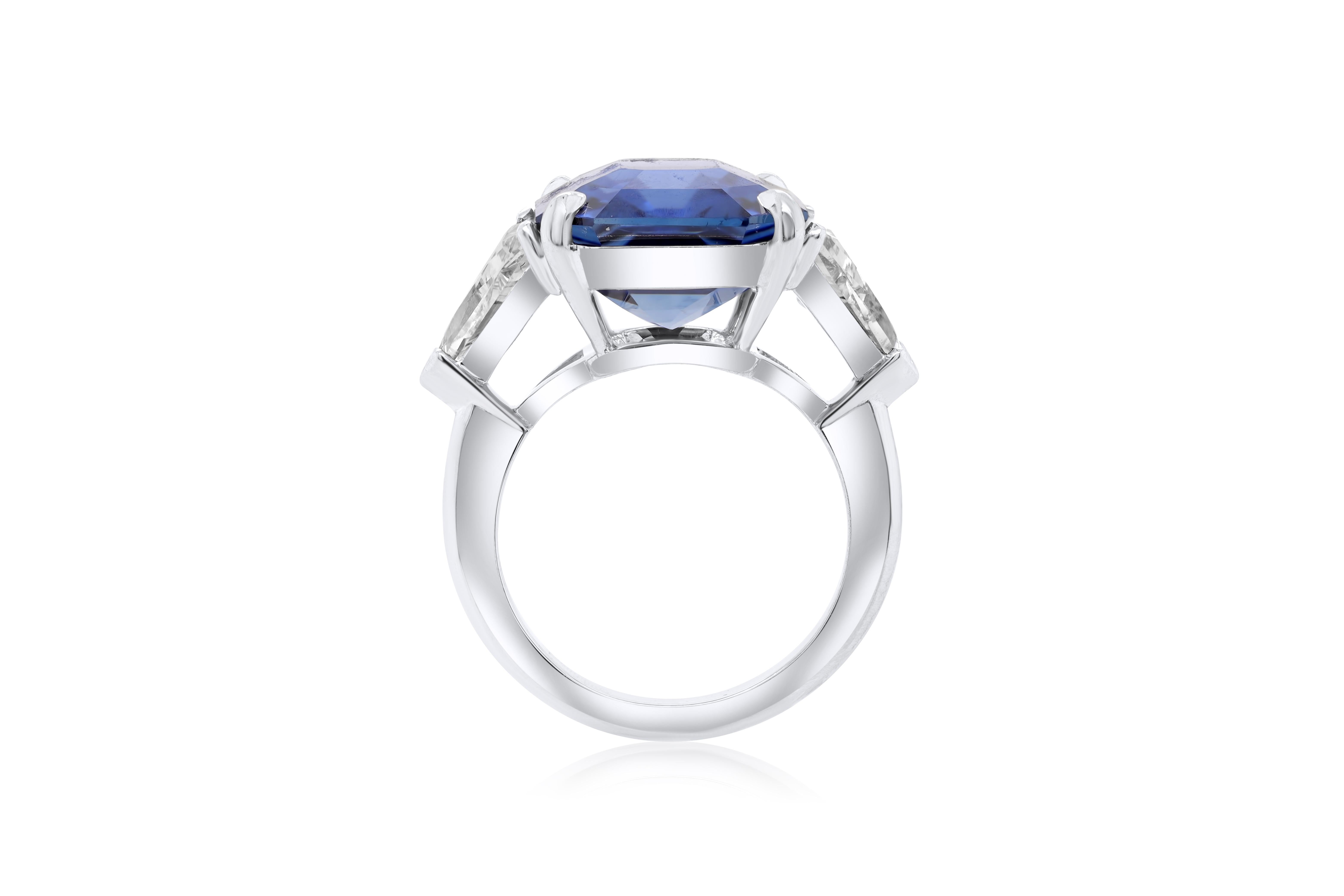 Diana M. Anillo de platino talla esmeralda con diamante y talla radiante de 12,51 ct Moderno en venta