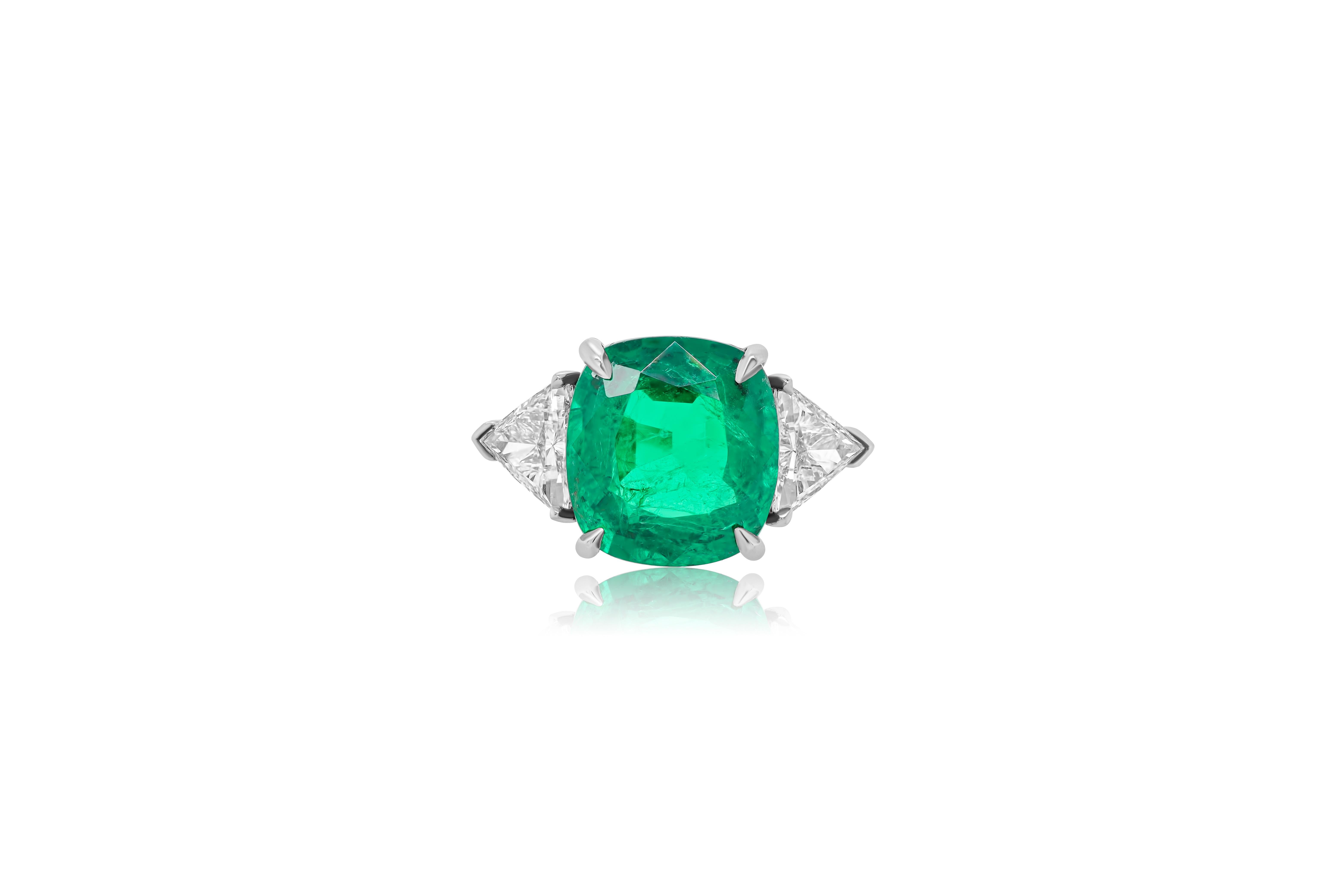 Diana M. Platinum emerald diamond ring featuring a 7.70 ct cushion cut In New Condition For Sale In New York, NY
