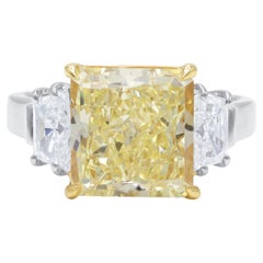 Diana M. Bague de fiançailles en platine à 3 pierres avec diamant jaune fantaisie SI1 radiant de 5,16 