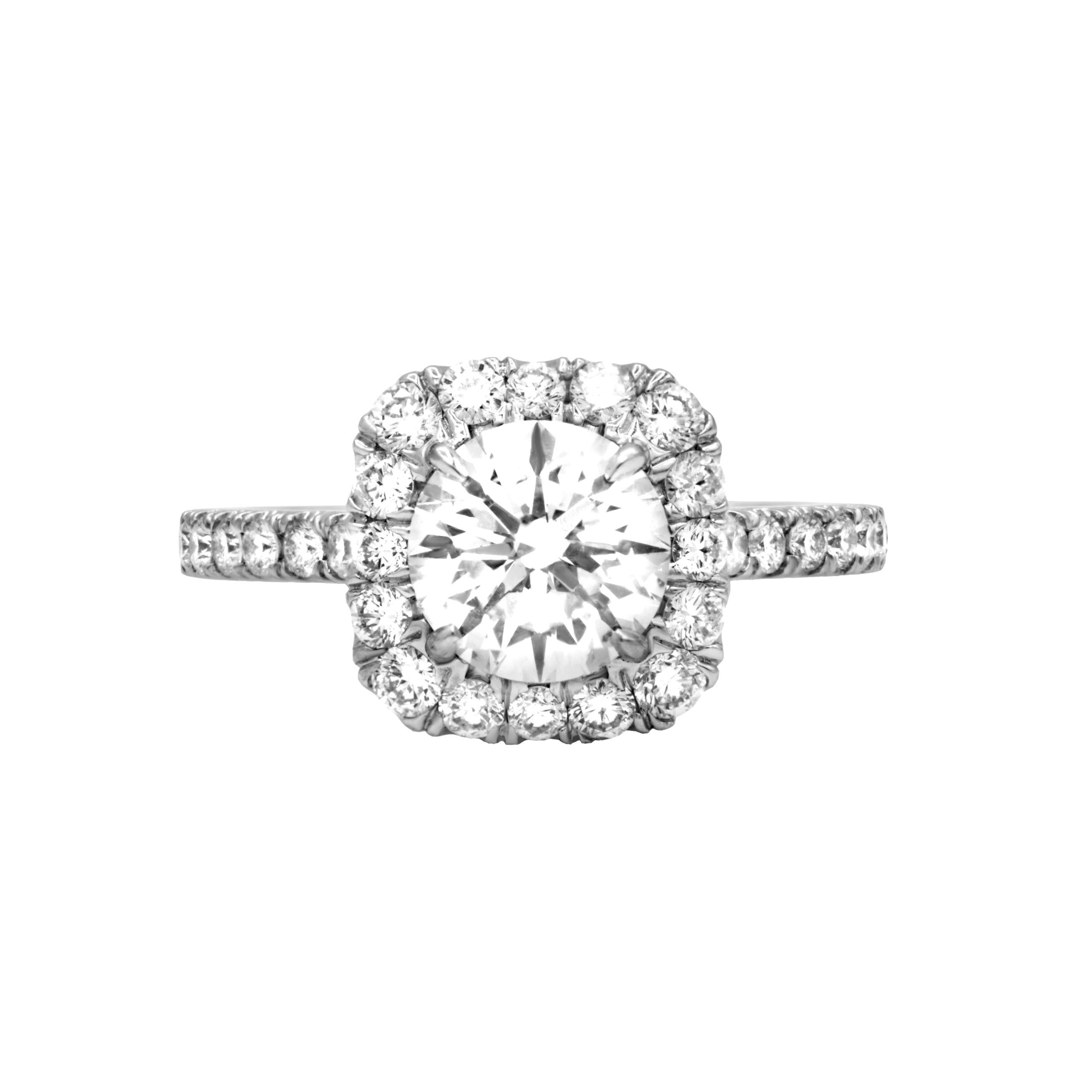 Anello di fidanzamento in platino con diamante rotondo centrale da 1,52 carati certificato GIA (F-SI2) (RDC3992) circondato da diamanti rotondi micropavimentati da 0,80 carati.