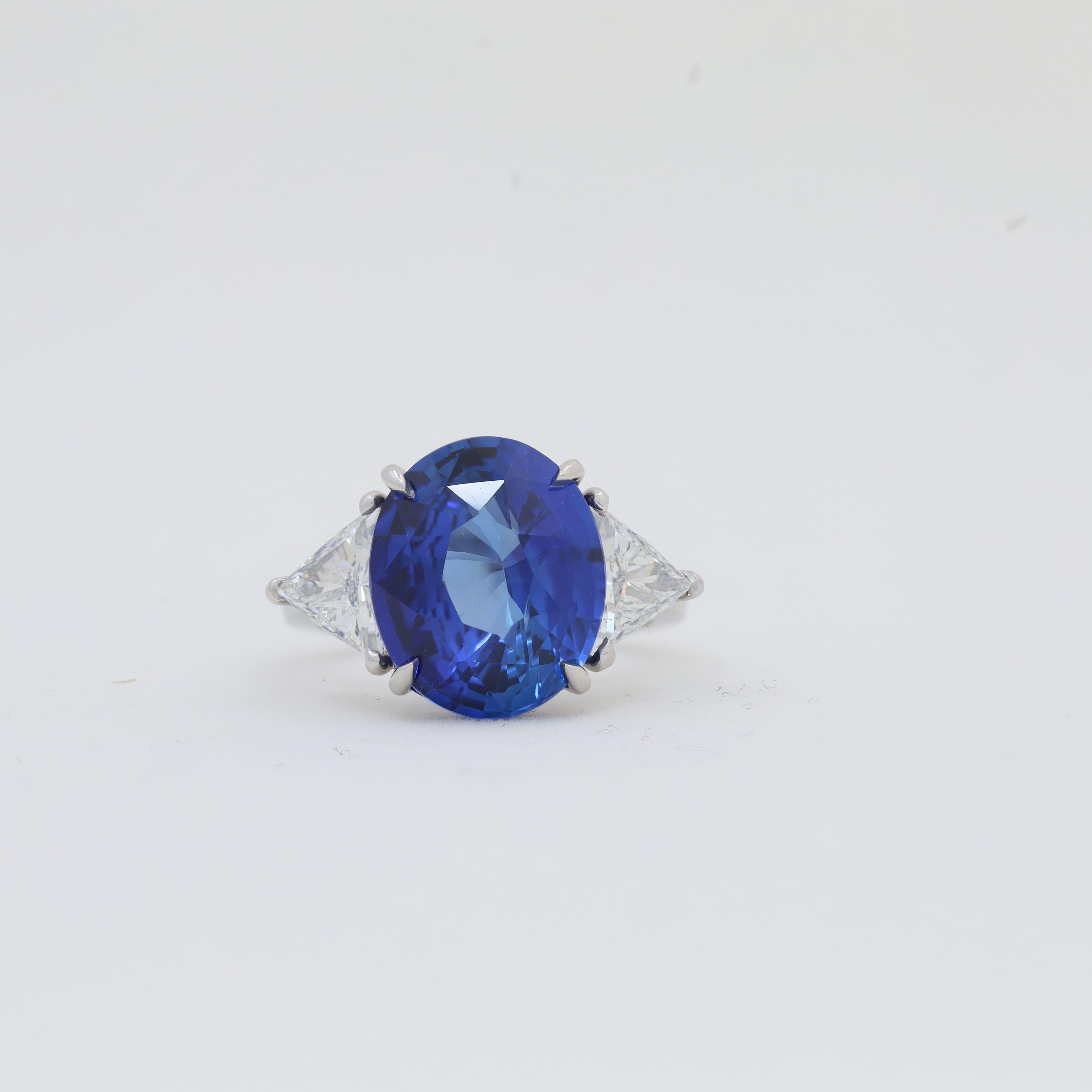 Modern Diana M. Platinum ring featuring an 8.51 ct Ceylon sapphire with 2 trillants   For Sale