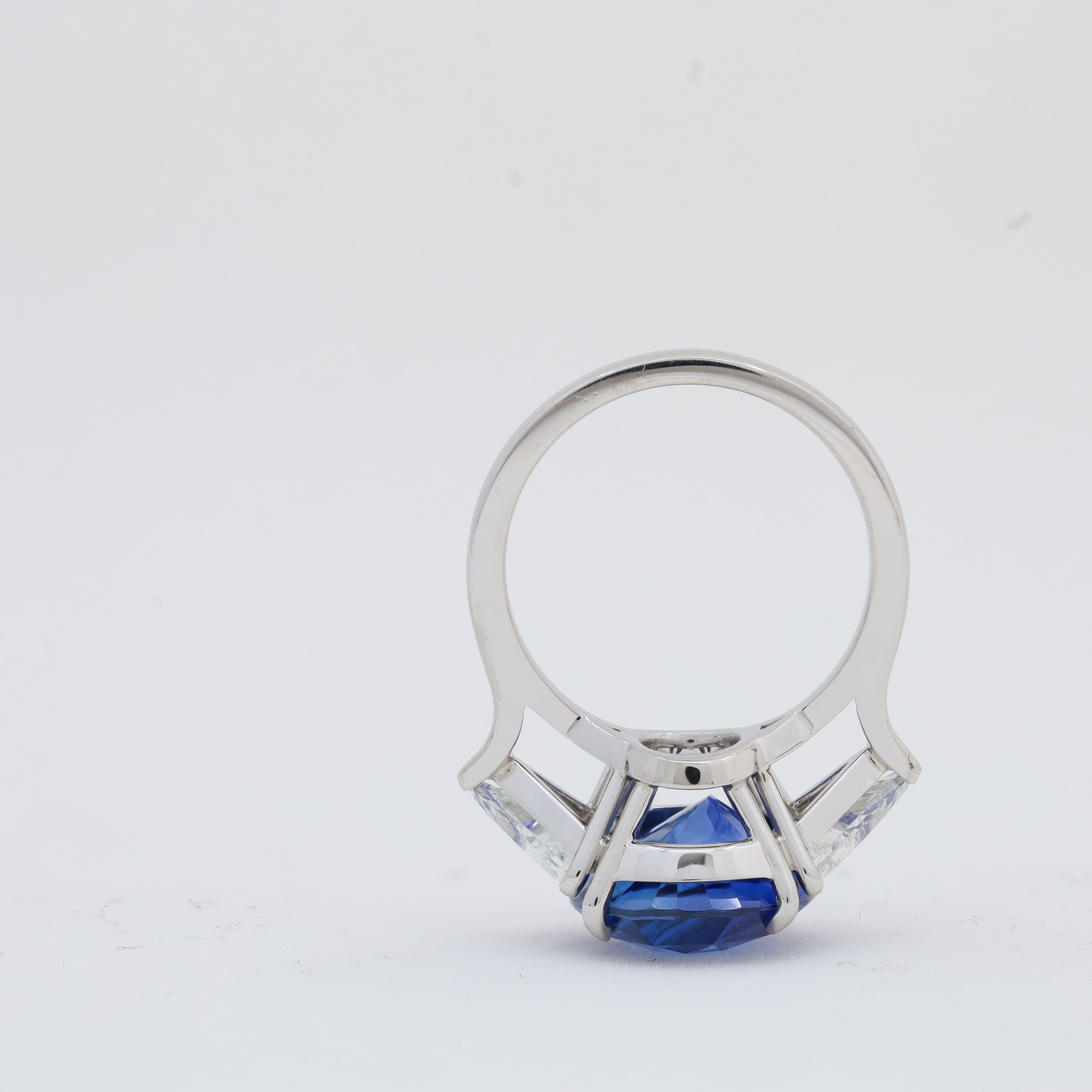 Women's or Men's Diana M. Platinum ring featuring an 8.51 ct Ceylon sapphire with 2 trillants For Sale