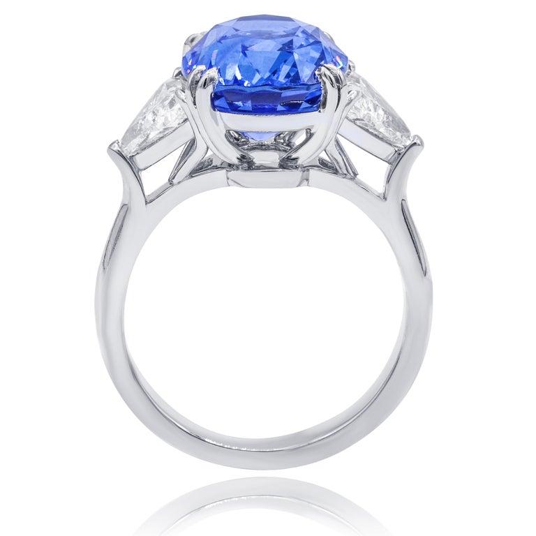 Modern Diana M. Platinum ring featuring an 8.51 ct Ceylon sapphire with 2 trillants For Sale