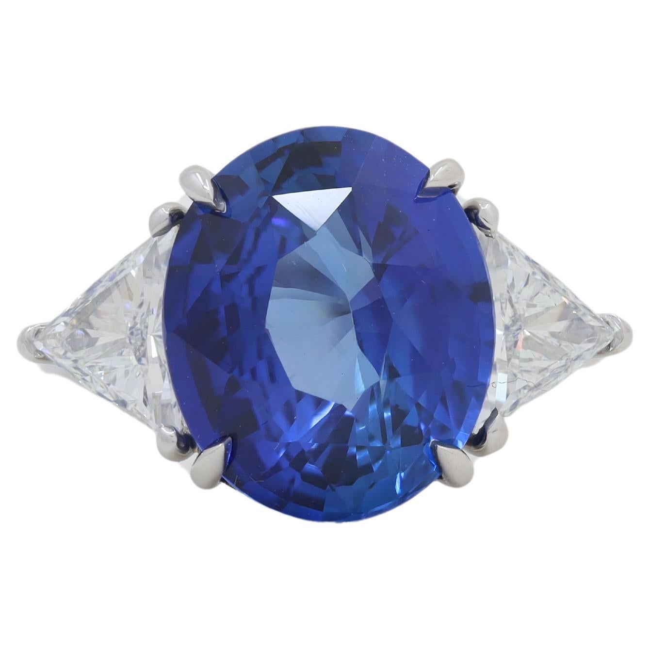 Diana M. Platinum ring featuring an 8.51 ct Ceylon sapphire with 2 trillants   For Sale