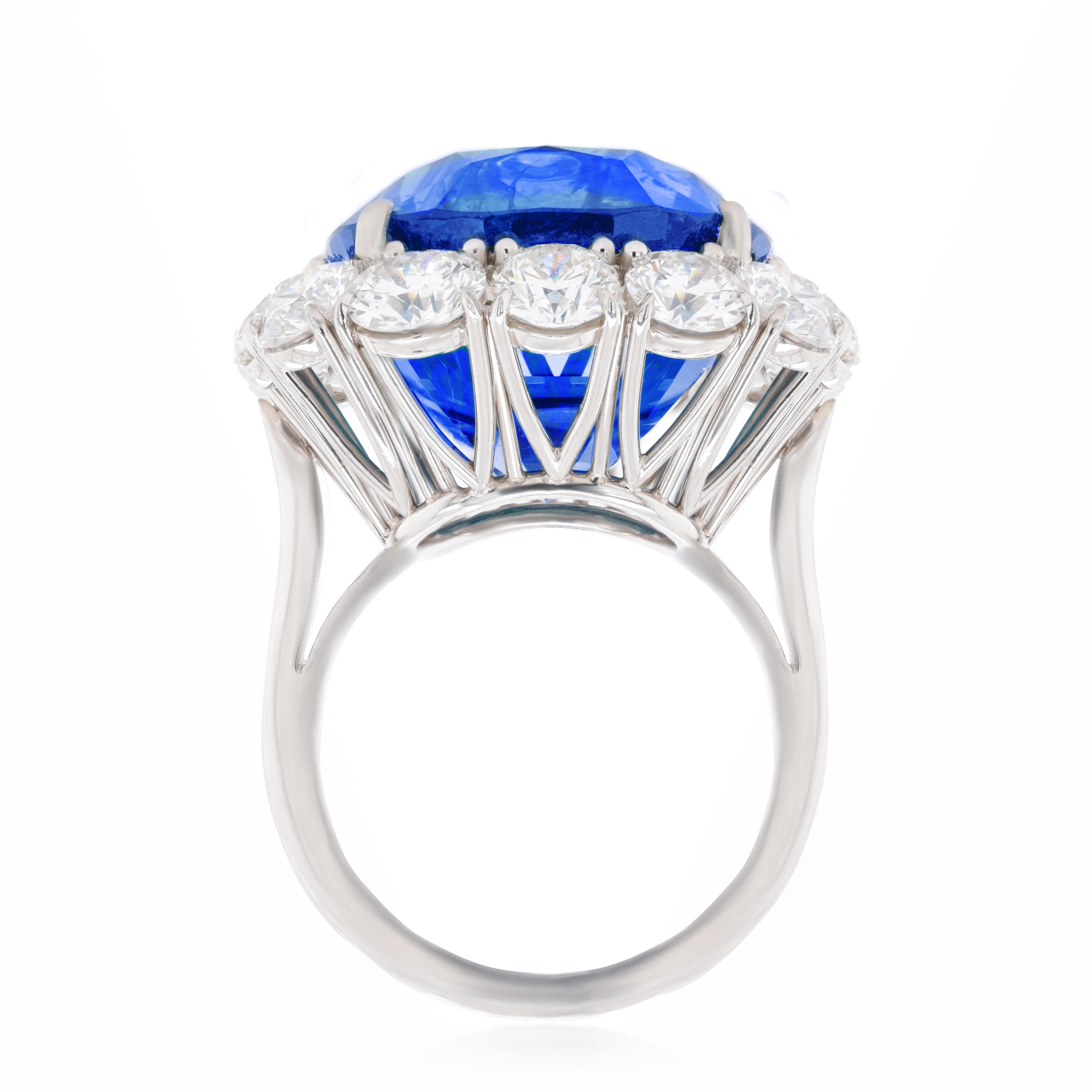 Ring aus Platin mit einem blauen Saphir im Kissenschliff von 33,25 ct, GIA-zertifiziert, aus Sri Lanka, umgeben von runden Diamanten von 5,60 ct.
Diana M. ist seit über 35 Jahren ein führender Anbieter von hochwertigem Schmuck.
Diana M ist eine
