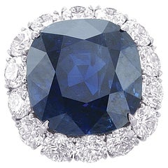 Diana M. Platinum sapphire and diamonds ring featuring a 33.25 ct GIA certified