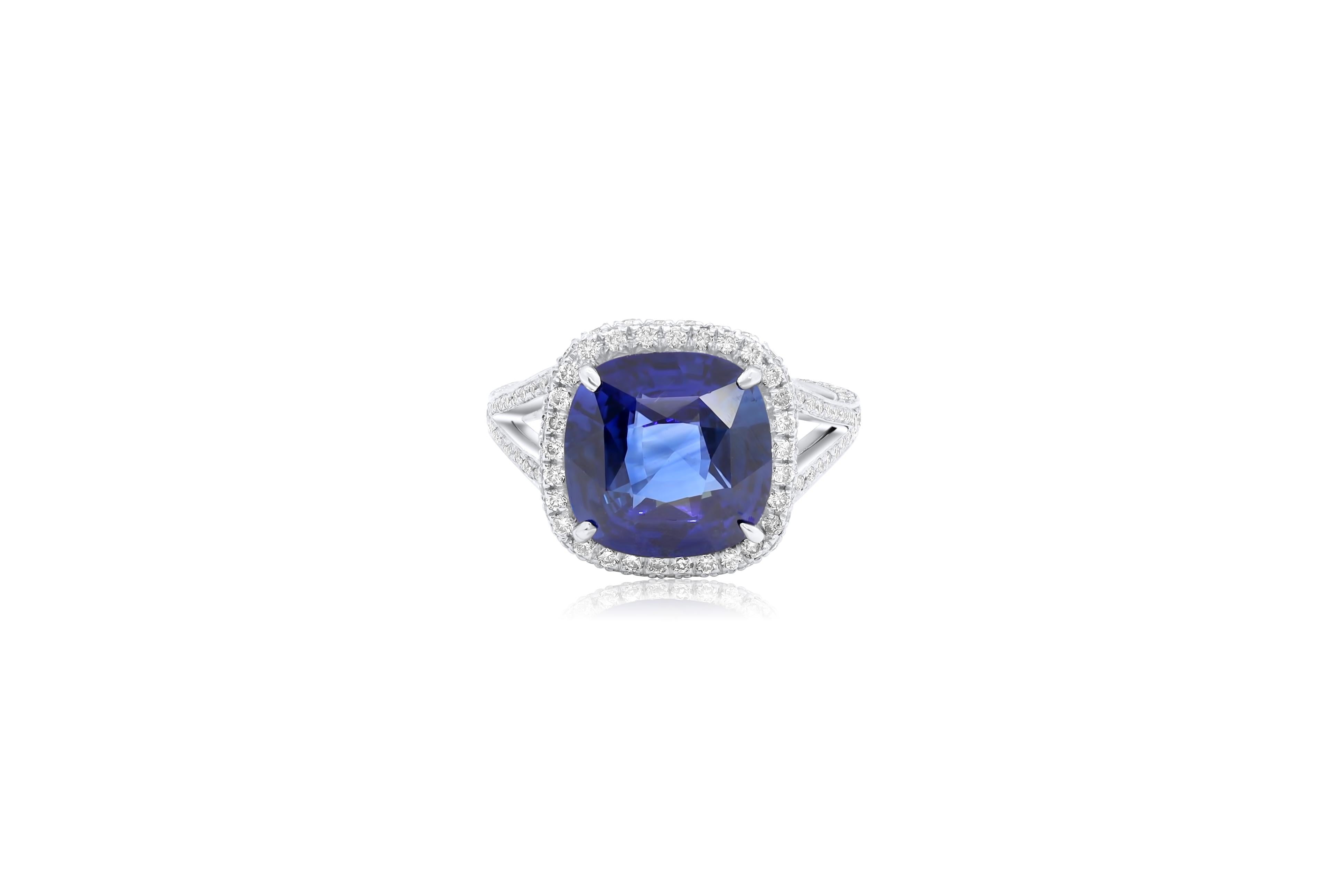 Platin-Saphir-Diamantring mit einem natürlichen Ceylon-Saphir im Kissenschliff von 6,99 Karat aus Sri Lanka (C.DUNAIGRE CERTIFIED#CDC2108201), besetzt mit 1,64 Karat Diamanten in einer Halo-Fassung.
Diana M. ist seit über 35 Jahren ein führender
