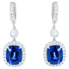 Diana M. Boucles d'oreilles pendantes en saphir bleu corne fleur de 8,46 carats serties d'un halo de 1,10 carat