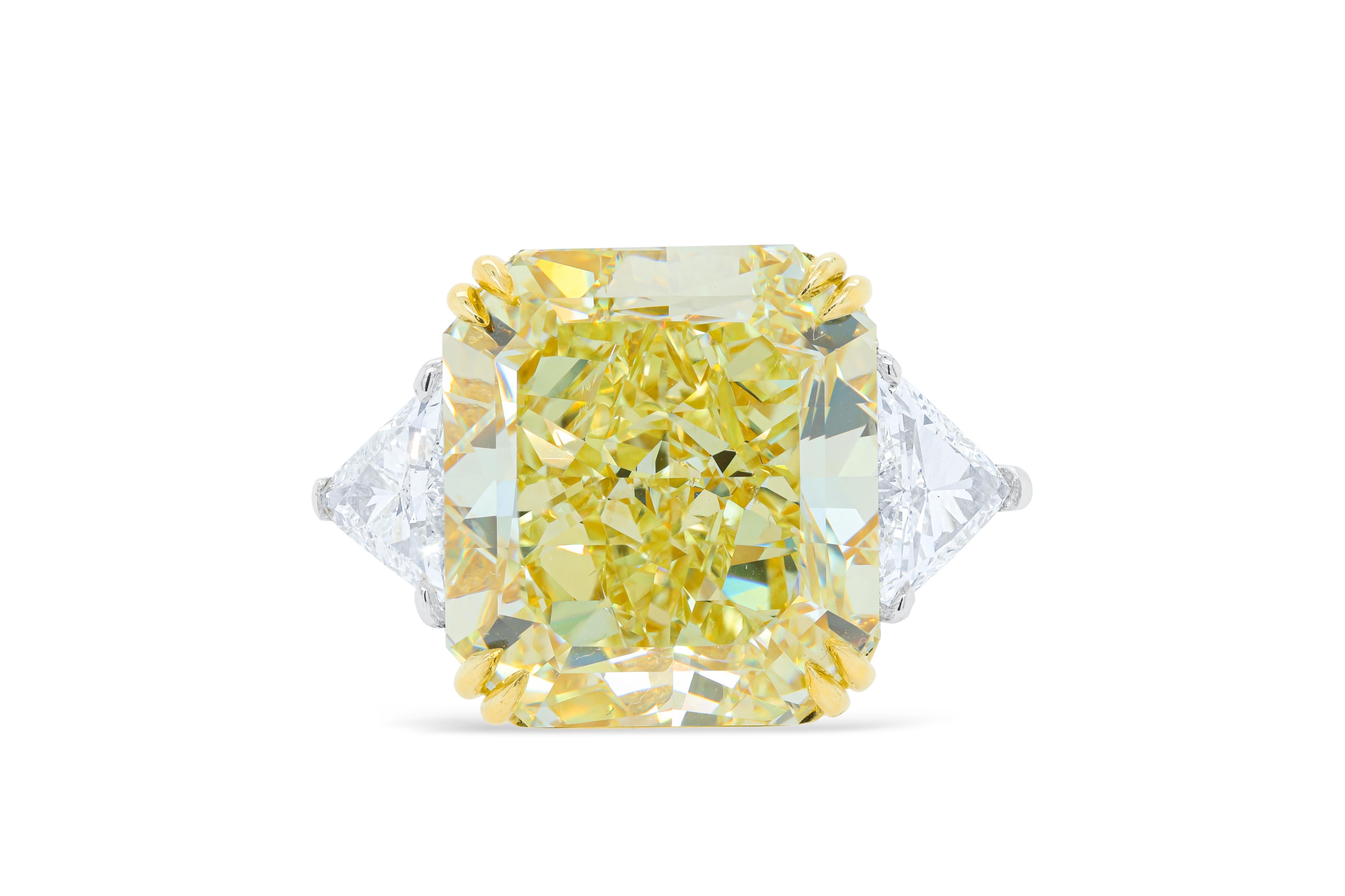 Diana M. Vivid Diamond 23,88ct VS2 GIA avec 2 trillants 1,56cts sertis en platine Neuf - En vente à New York, NY