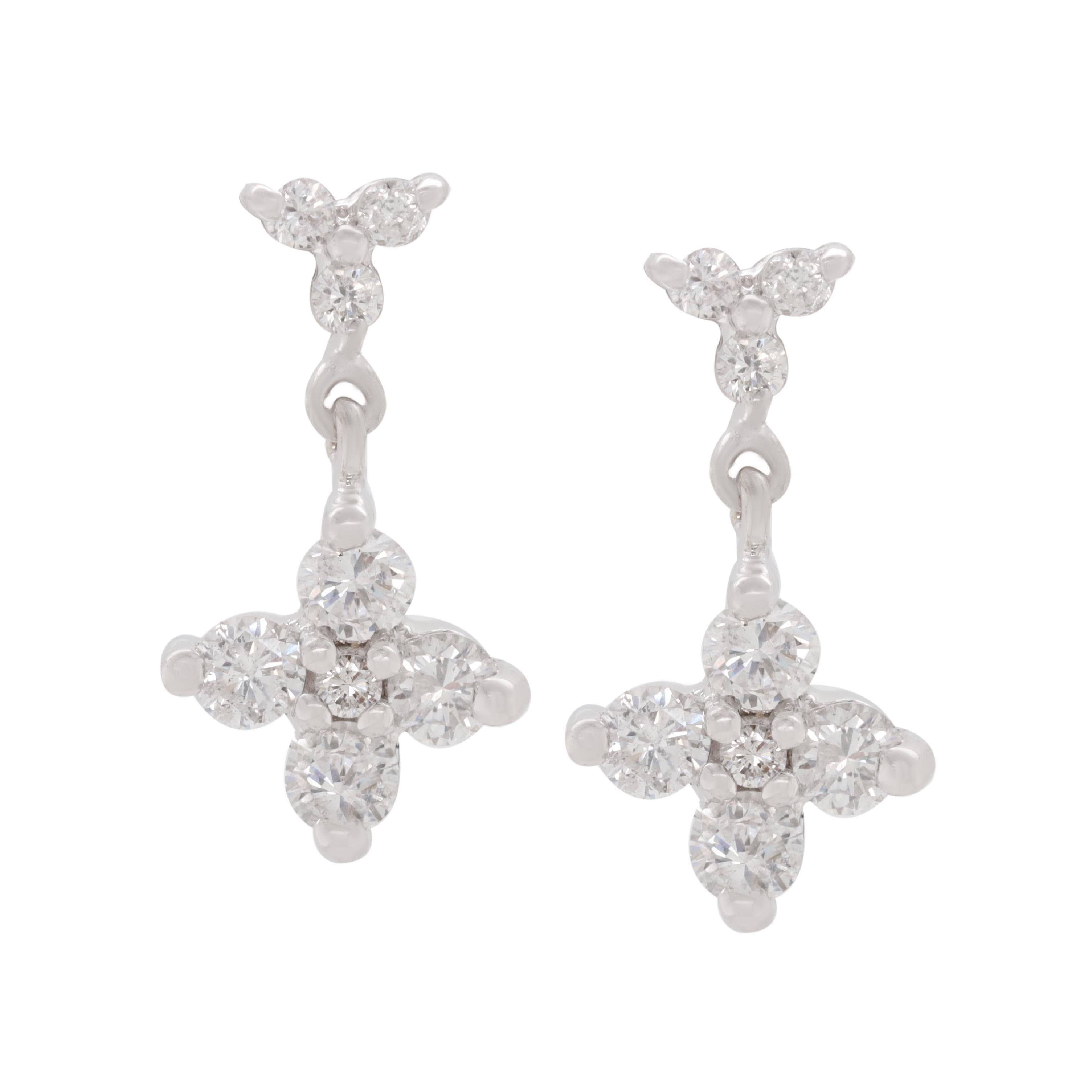 Boucles d'oreilles en or blanc 14 carats ornées de 0,60 cts tw de diamants dans un motif de trèfle à 4 feuilles