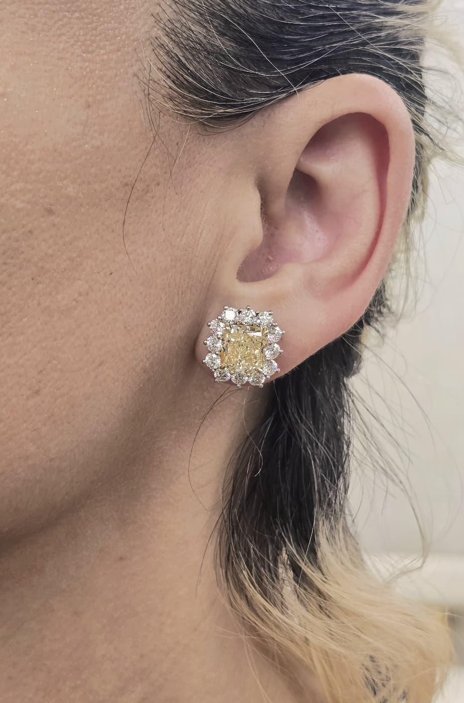 Diana M. Clous d'oreilles en diamants jaunes 6,79 carats Diamants jaunes 3 carats de halo Neuf - En vente à New York, NY