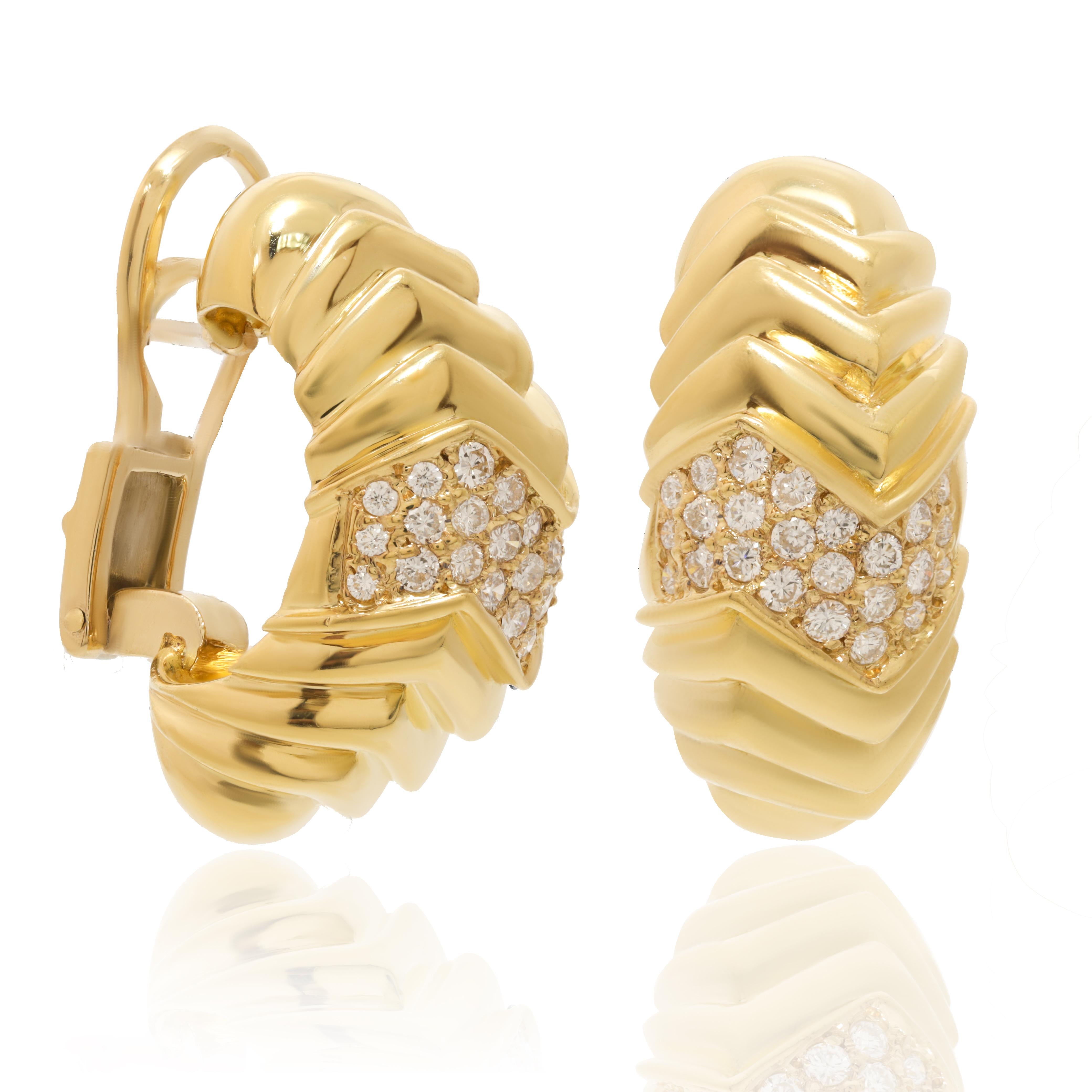 18 kt yellow gold diamond earrings adorned with 1.50 cts tw of diamonds with zig zag grooves.
Diana M. is a leading supplier of top-quality fine jewelry for over 35 years.
Diana M is one-stop shop for all your jewelry shopping, carrying line of