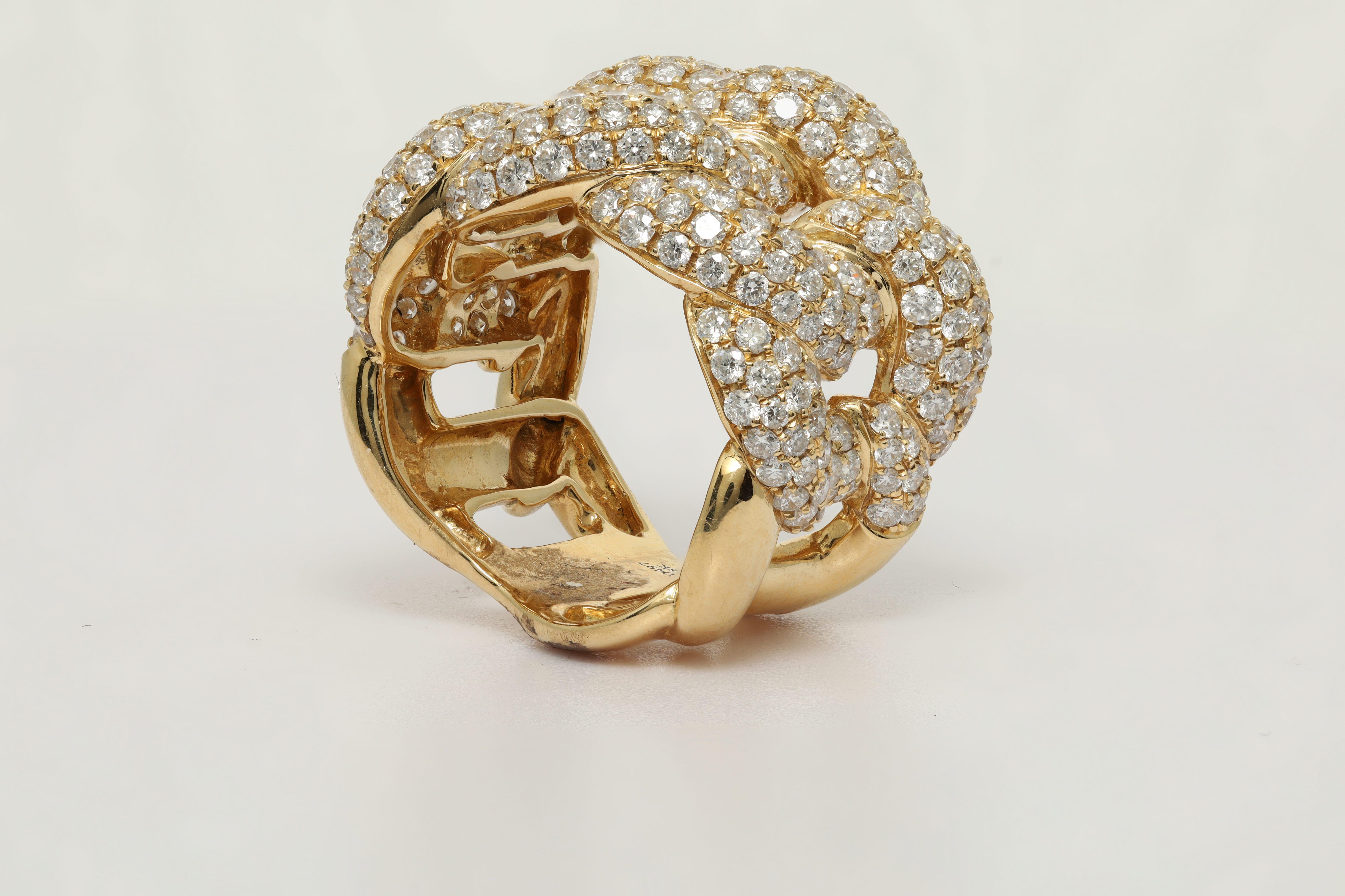 Modern Diana M.18 kt yellow gold link ring adorned with 5.50 cts tw of diamonds For Sale