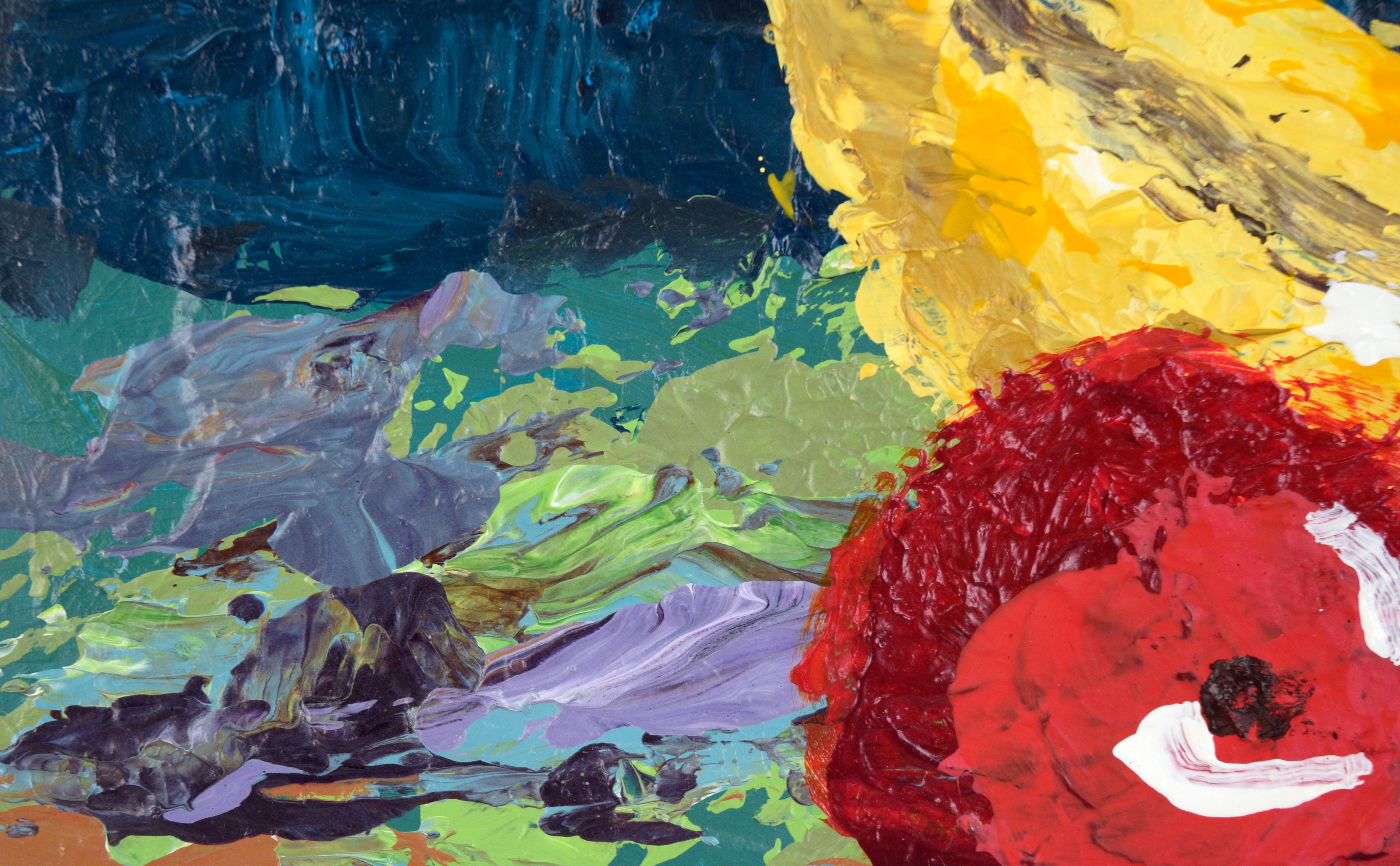 Atrevido y texturizado bodegón de Diana Mallett (estadounidense, nacida en 1981). Un plátano amarillo brillante y una manzana roja brillante se asientan sobre una superficie multicolor, sobre un fondo azul oscuro. Esta pieza es expresiva y está