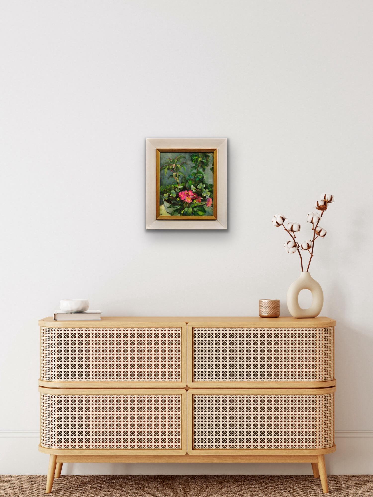 Primule rosa e piante in vaso incorniciate Modern British Still Life Flower Oil Painting in vendita 6