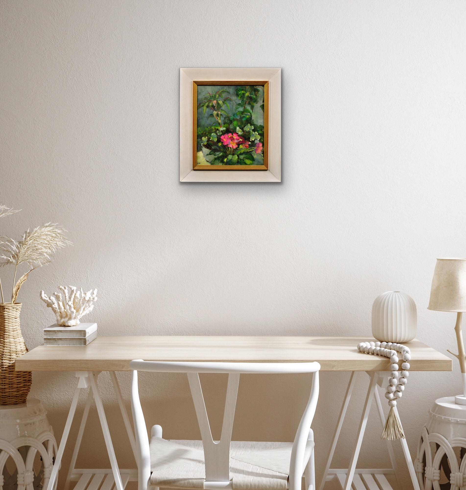 Primule rosa e piante in vaso incorniciate Modern British Still Life Flower Oil Painting in vendita 7